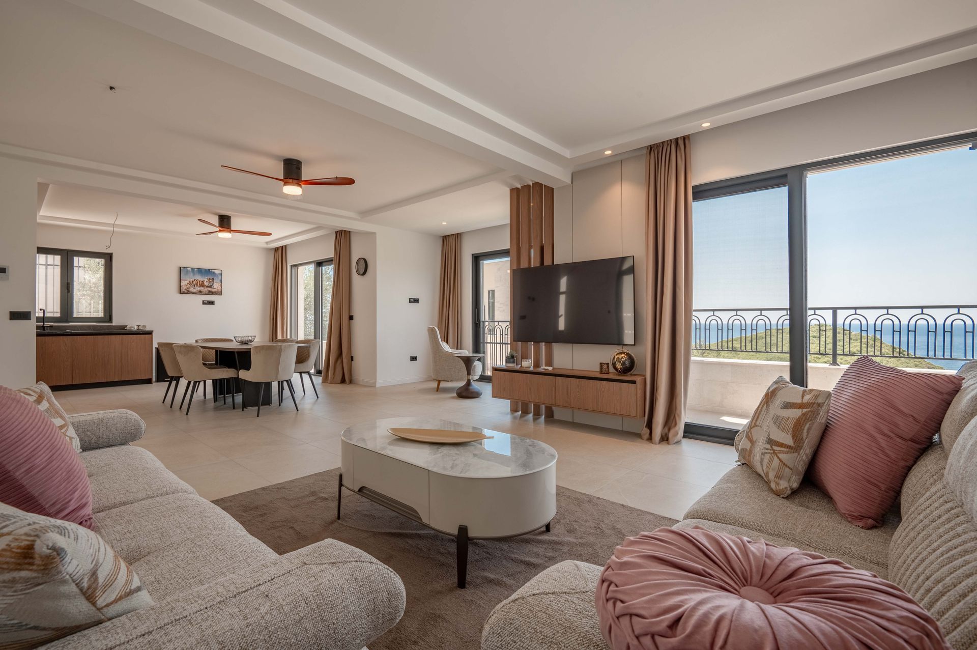 Izdaje se nova luksuzna vila sa bazenom i panoramskim pogledom na more – Reževići, Budva (na duži period) - Amfora Real Estate