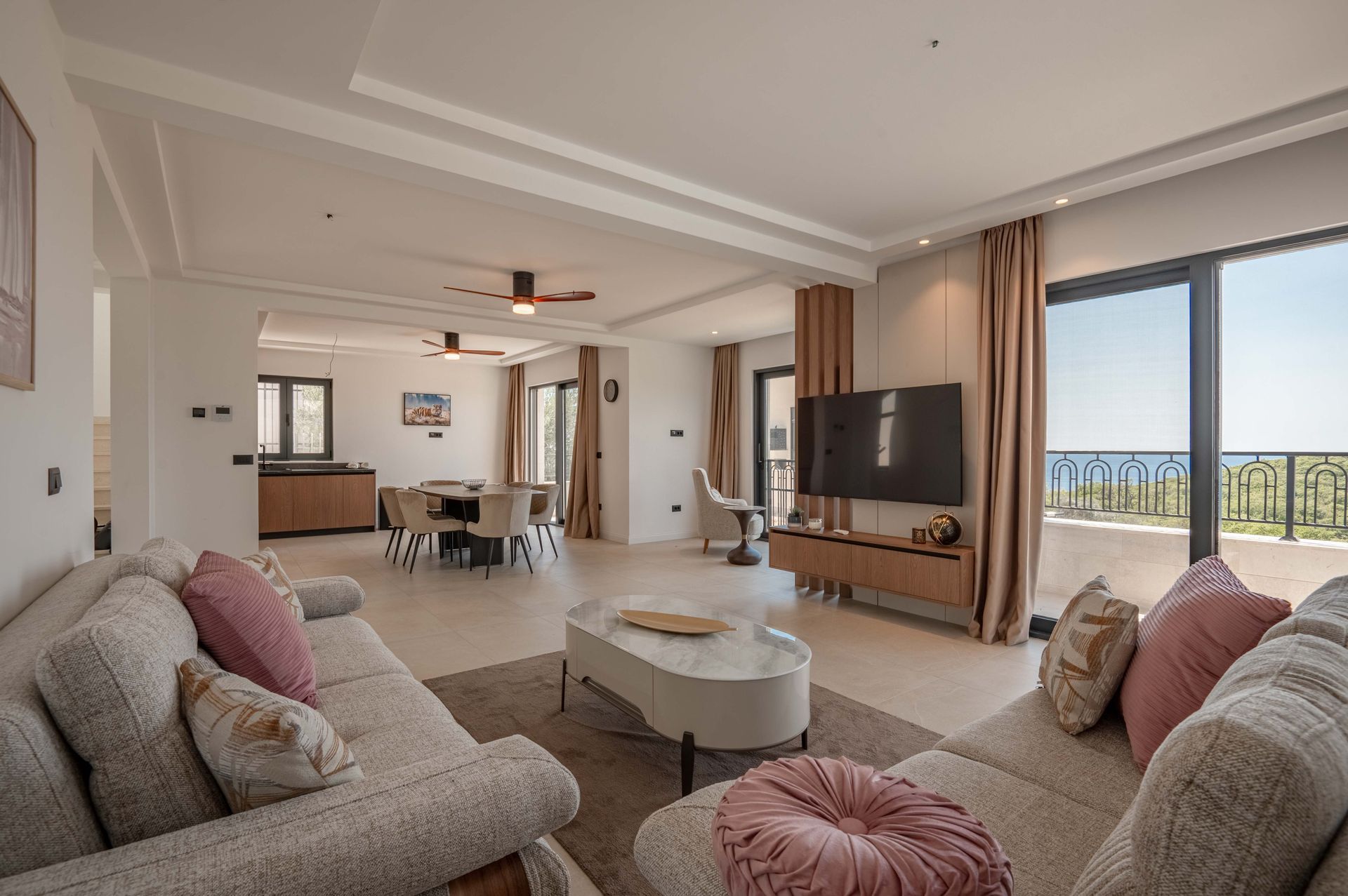 Izdaje se nova luksuzna vila sa bazenom i panoramskim pogledom na more – Reževići, Budva (na duži period) - Amfora Real Estate