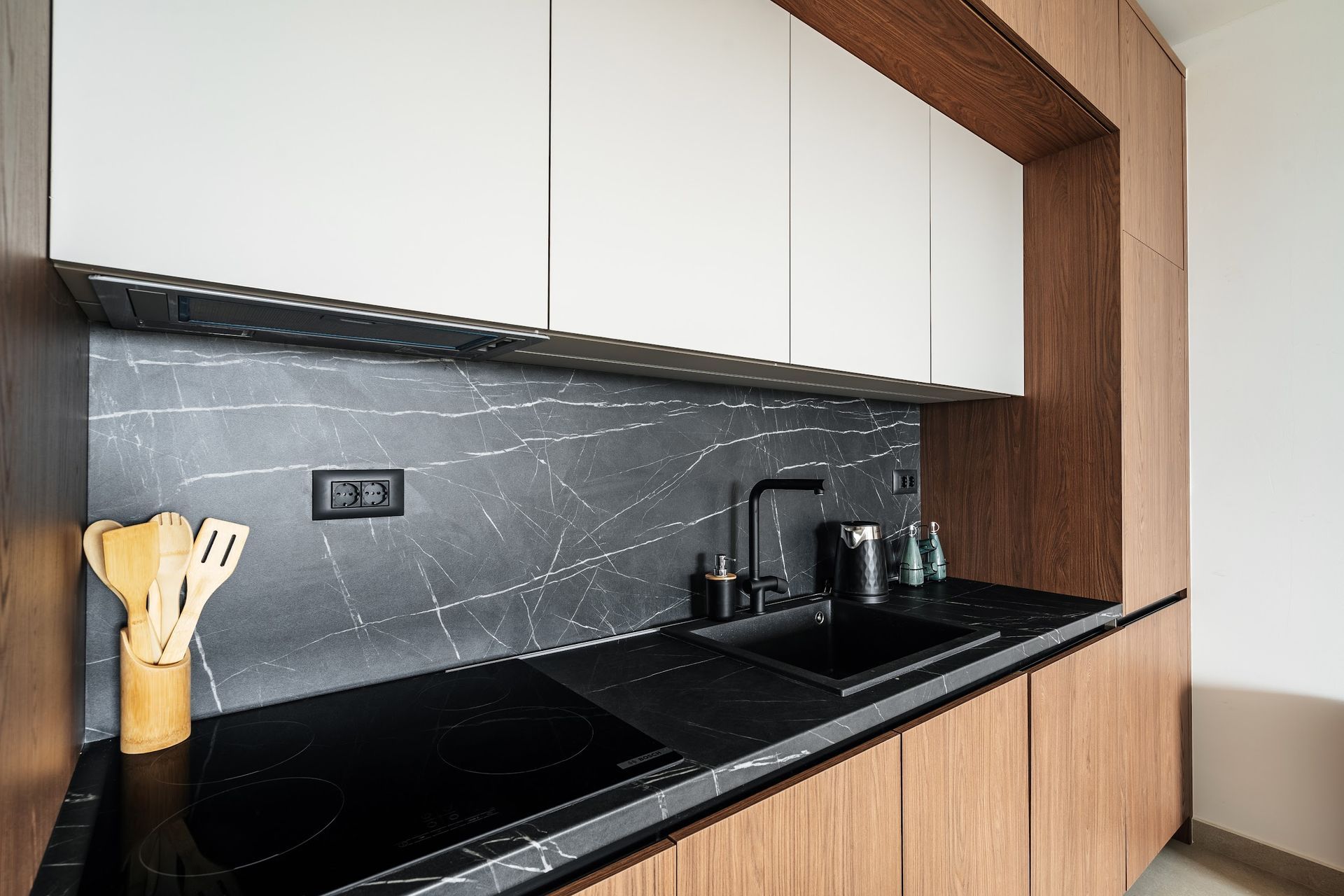 Izdaje se nova luksuzna vila sa bazenom i panoramskim pogledom na more – Reževići, Budva (na duži period) - Amfora Real Estate