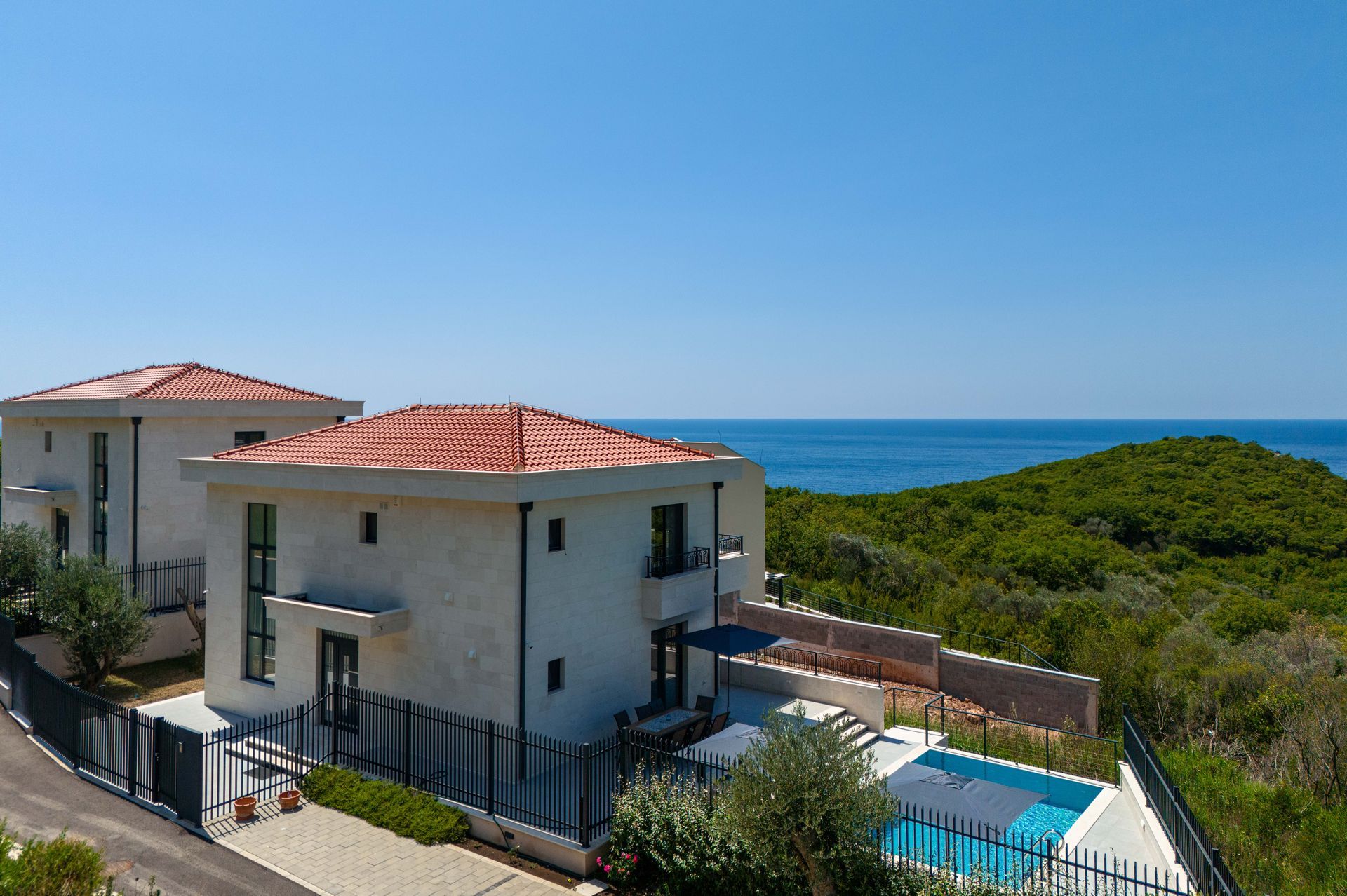 Izdaje se nova luksuzna vila sa bazenom i panoramskim pogledom na more – Reževići, Budva (na duži period) - Amfora Real Estate