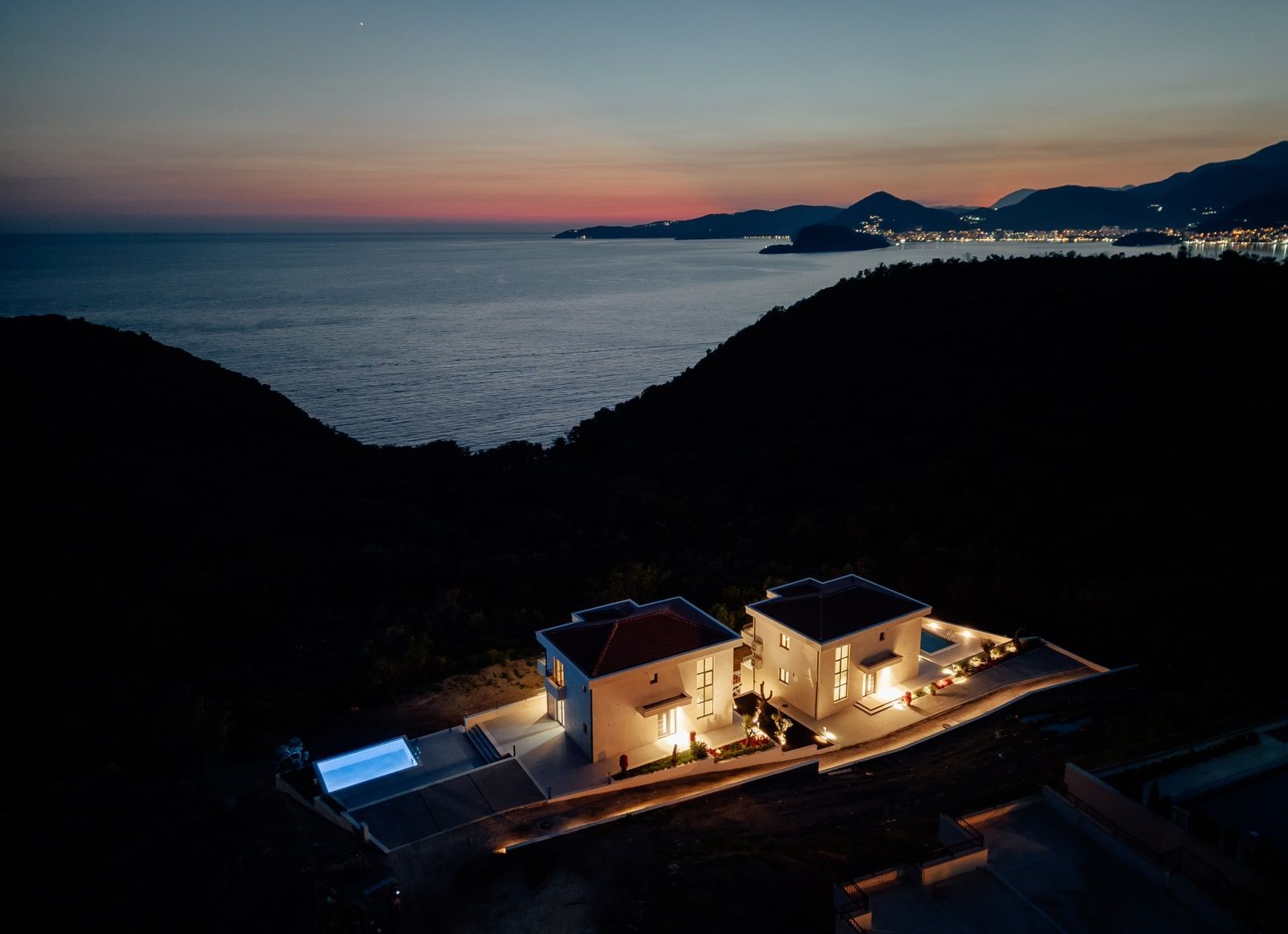 Izdaje se nova luksuzna vila sa bazenom i panoramskim pogledom na more – Reževići, Budva (na duži period) - Amfora Real Estate