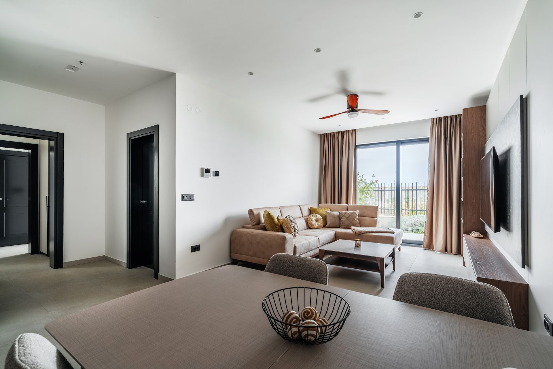 Izdaje se nova luksuzna vila sa bazenom i panoramskim pogledom na more – Reževići, Budva (na duži period) - Amfora Real Estate