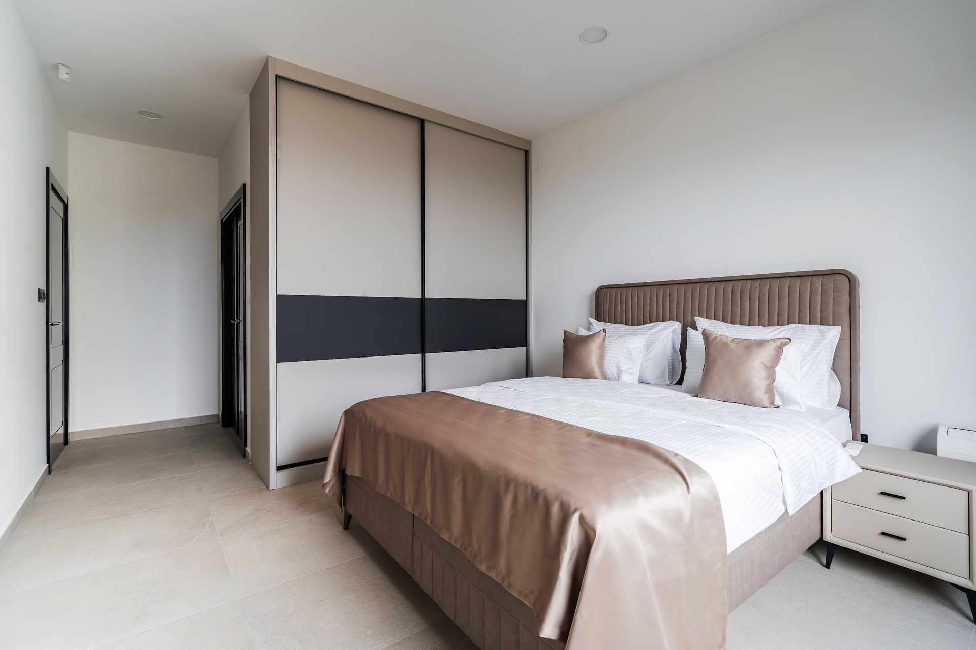 Izdaje se nova luksuzna vila sa bazenom i panoramskim pogledom na more – Reževići, Budva (na duži period) - Amfora Real Estate