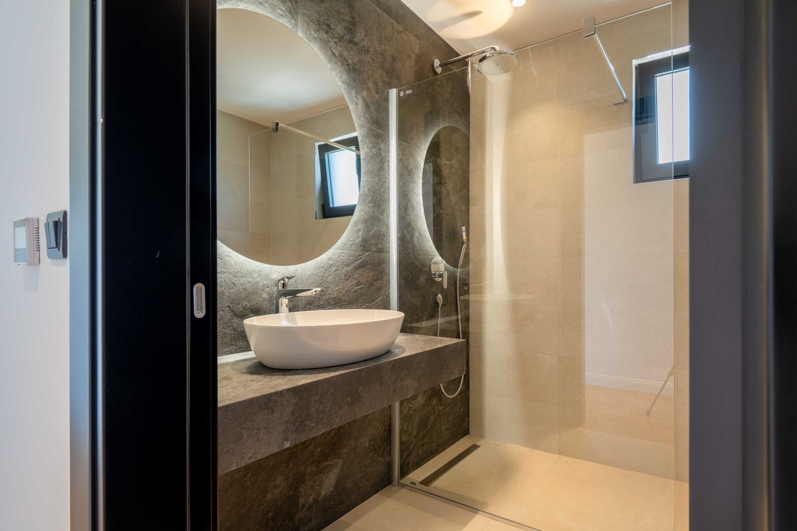 Izdaje se nova luksuzna vila sa bazenom i panoramskim pogledom na more – Reževići, Budva (na duži period) - Amfora Real Estate