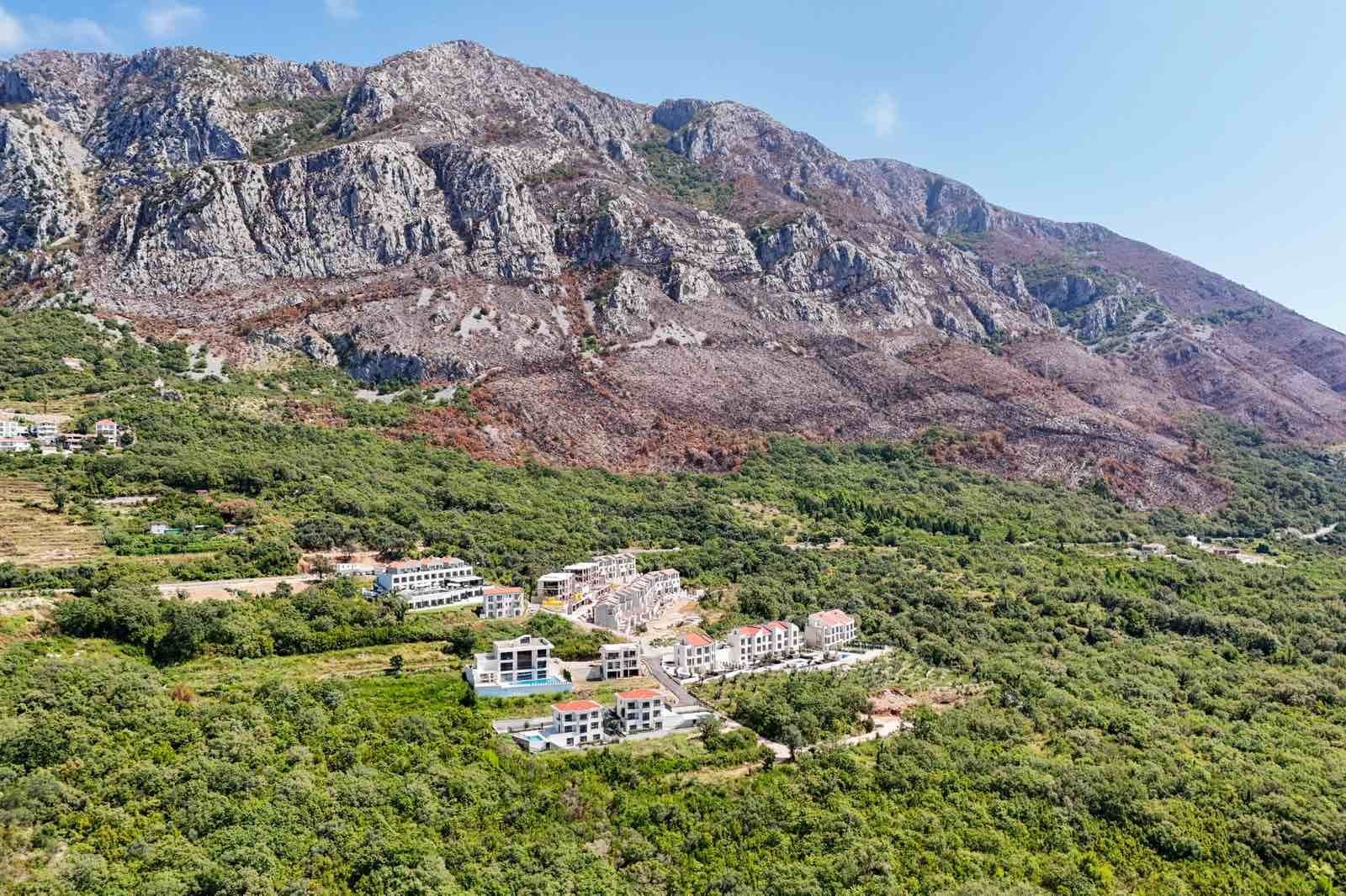 Izdaje se nova luksuzna vila sa bazenom i panoramskim pogledom na more – Reževići, Budva (na duži period) - Amfora Real Estate
