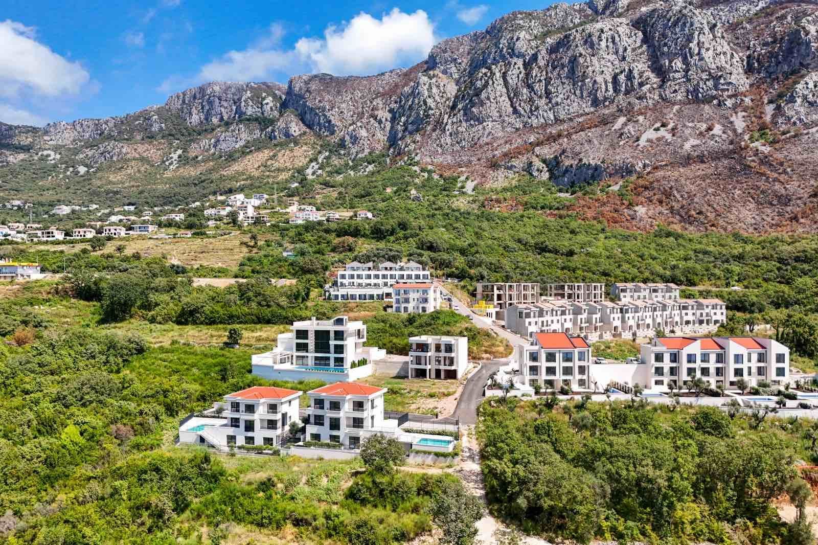 Izdaje se nova luksuzna vila sa bazenom i panoramskim pogledom na more – Reževići, Budva (na duži period) - Amfora Real Estate