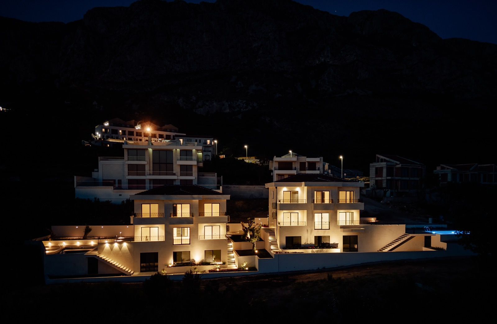 Izdaje se nova luksuzna vila sa bazenom i panoramskim pogledom na more – Reževići, Budva (na duži period) - Amfora Real Estate