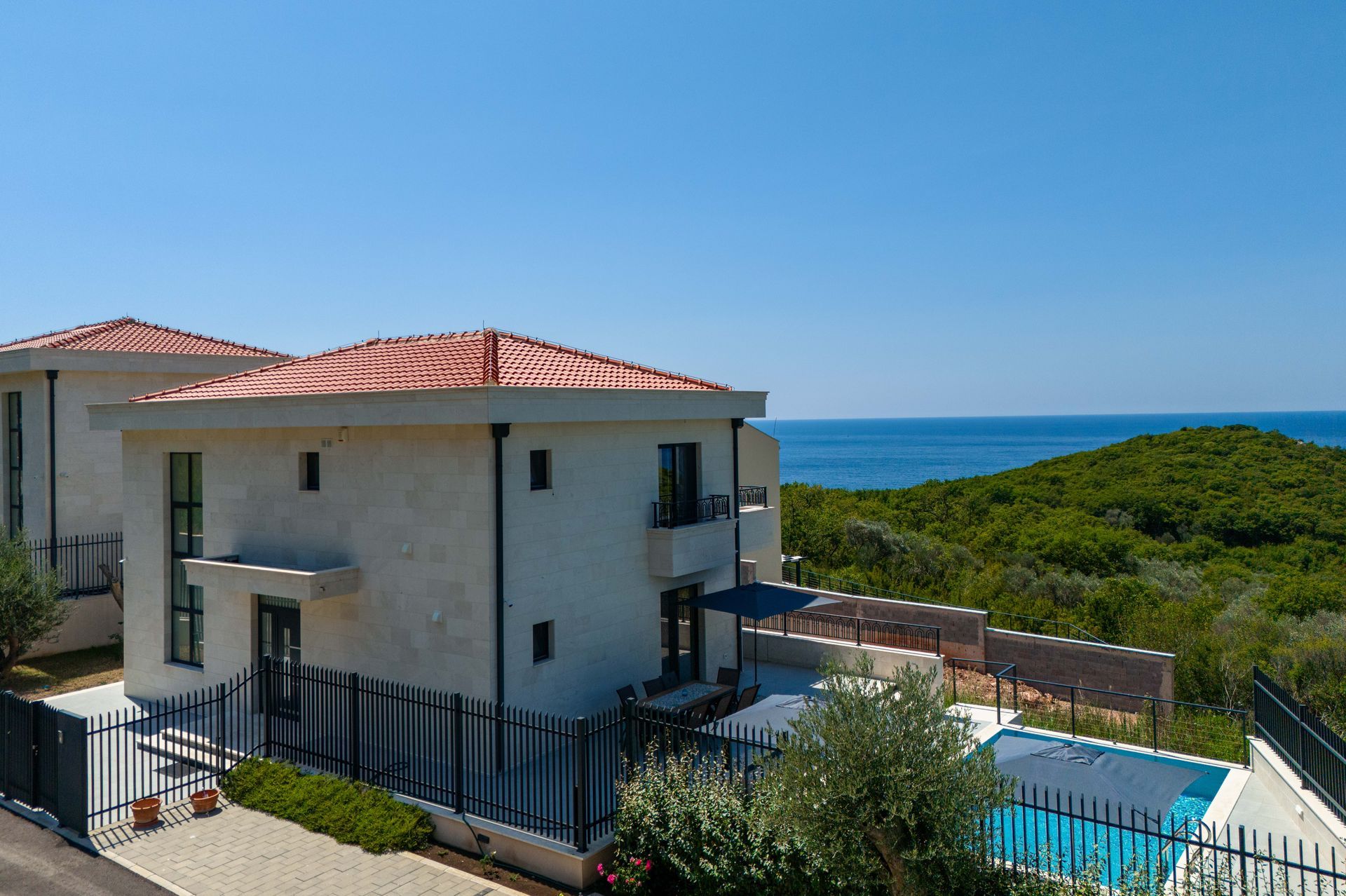 Izdaje se nova luksuzna vila sa bazenom i panoramskim pogledom na more – Reževići, Budva (na duži period) - Amfora Real Estate