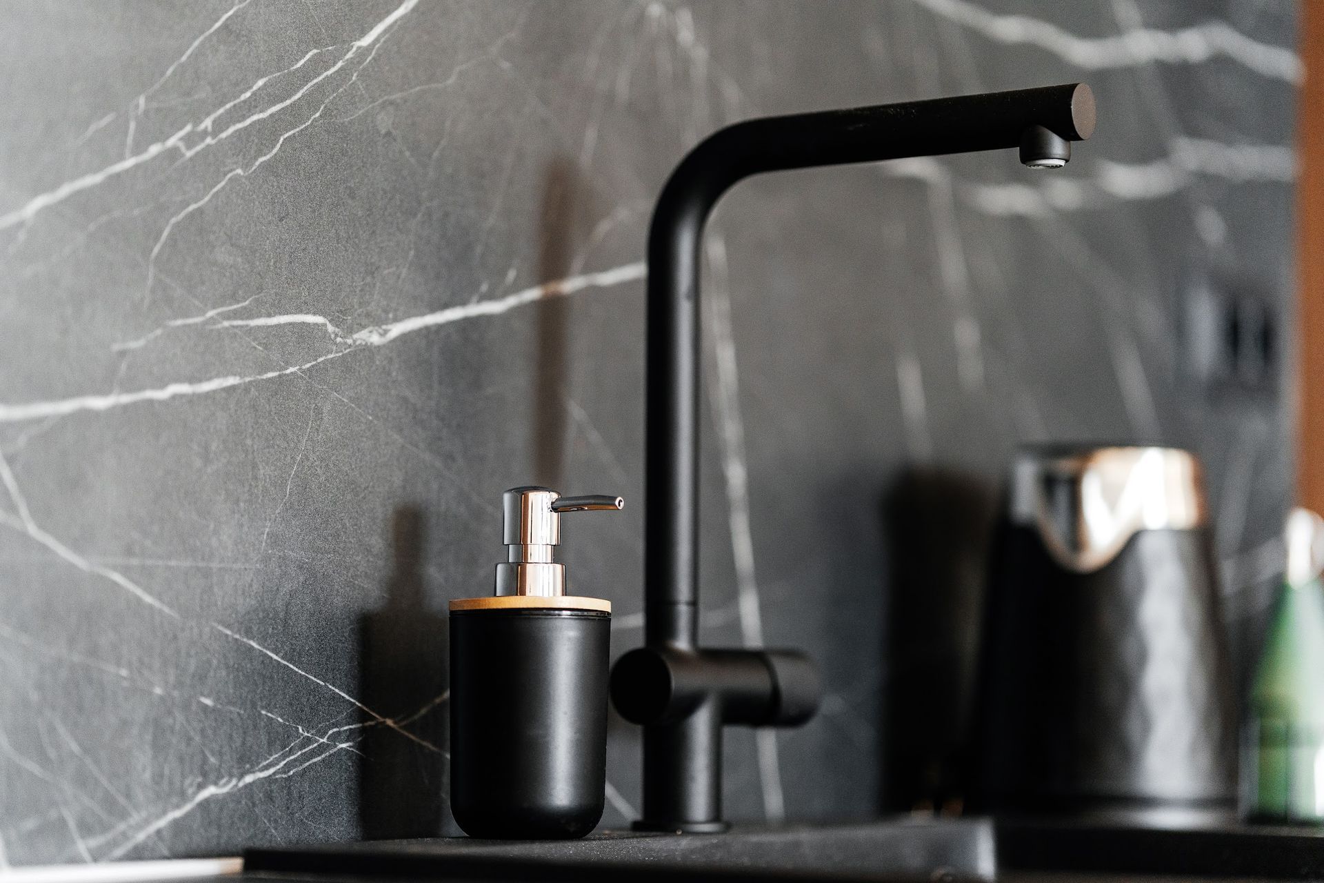 Izdaje se nova luksuzna vila sa bazenom i panoramskim pogledom na more – Reževići, Budva (na duži period) - Amfora Real Estate