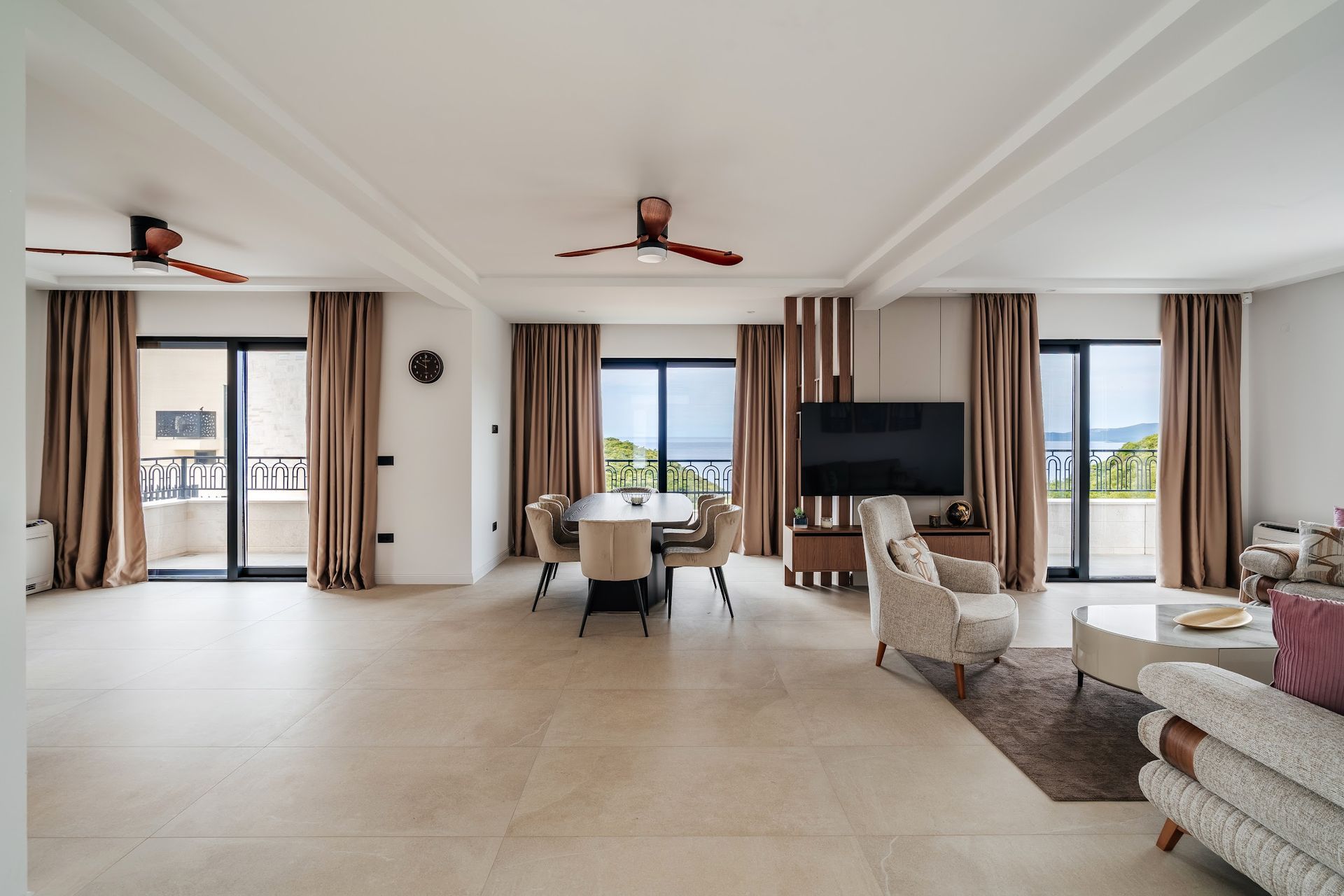 Izdaje se nova luksuzna vila sa bazenom i panoramskim pogledom na more – Reževići, Budva (na duži period) - Amfora Real Estate