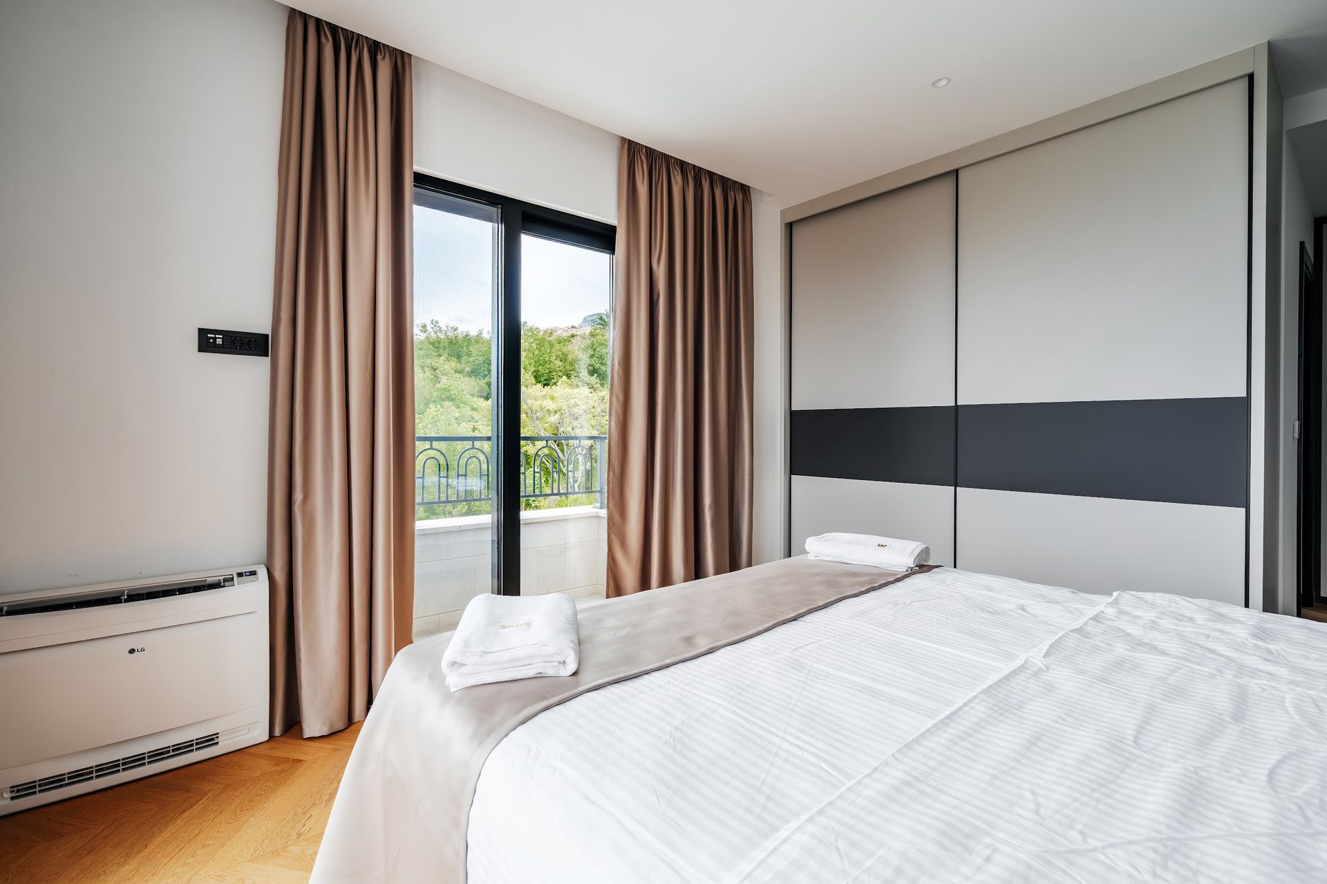 Izdaje se nova luksuzna vila sa bazenom i panoramskim pogledom na more – Reževići, Budva (na duži period) - Amfora Real Estate