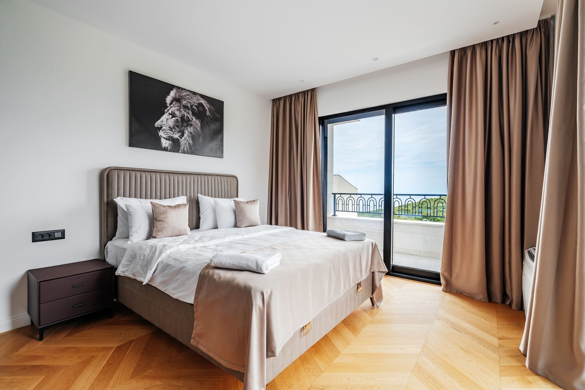 Izdaje se nova luksuzna vila sa bazenom i panoramskim pogledom na more – Reževići, Budva (na duži period) - Amfora Real Estate