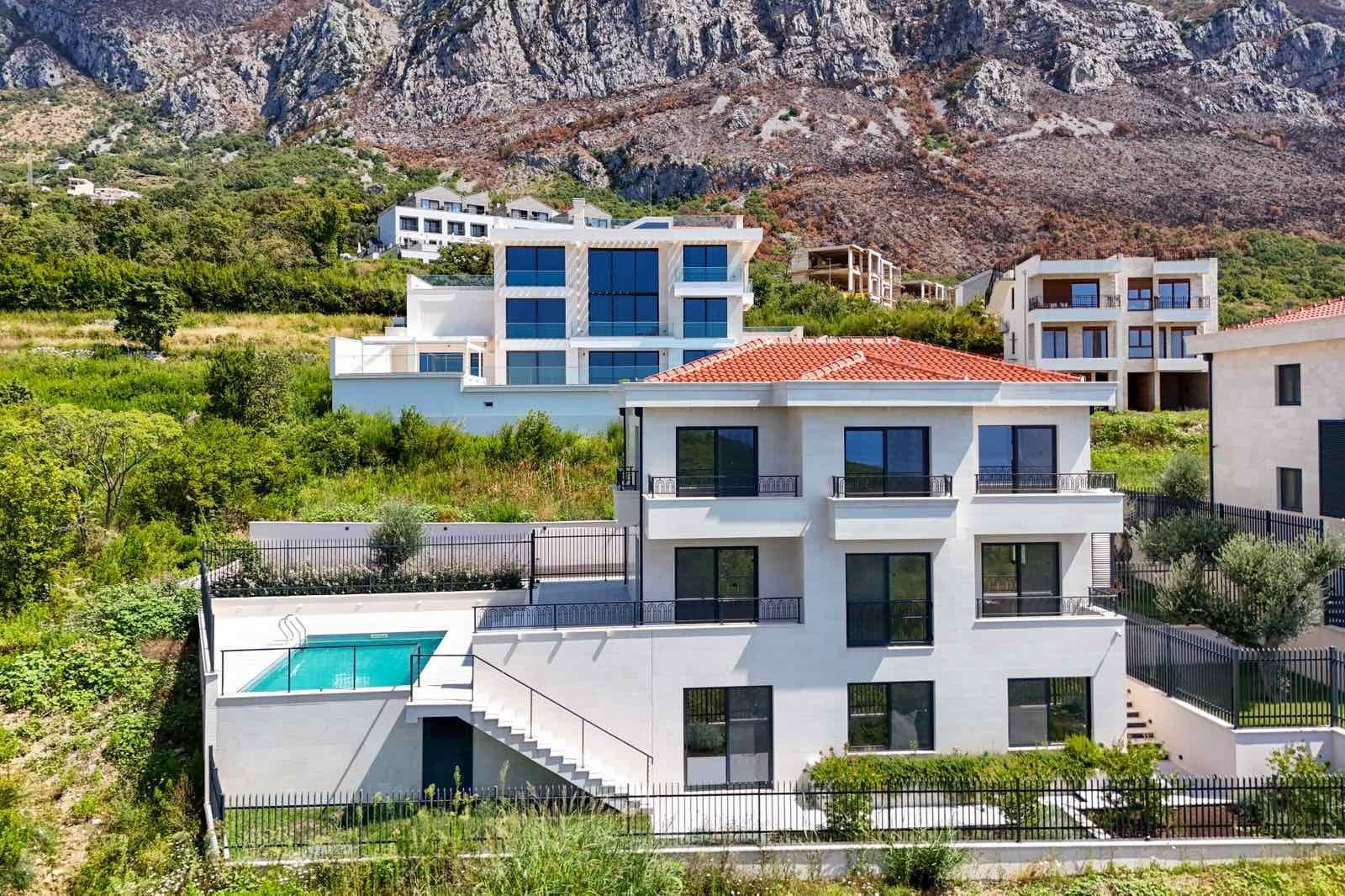 Izdaje se nova luksuzna vila sa bazenom i panoramskim pogledom na more – Reževići, Budva (na duži period) - Amfora Real Estate