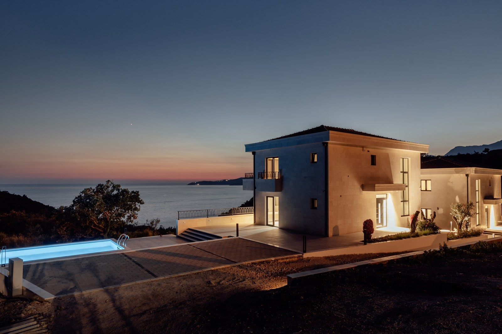 Izdaje se nova luksuzna vila sa bazenom i panoramskim pogledom na more – Reževići, Budva (na duži period) - Amfora Real Estate