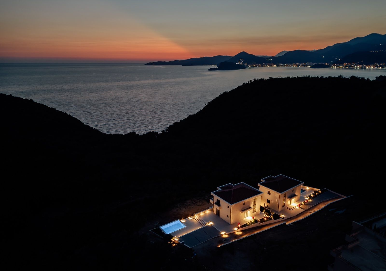 Izdaje se nova luksuzna vila sa bazenom i panoramskim pogledom na more – Reževići, Budva (na duži period) - Amfora Real Estate