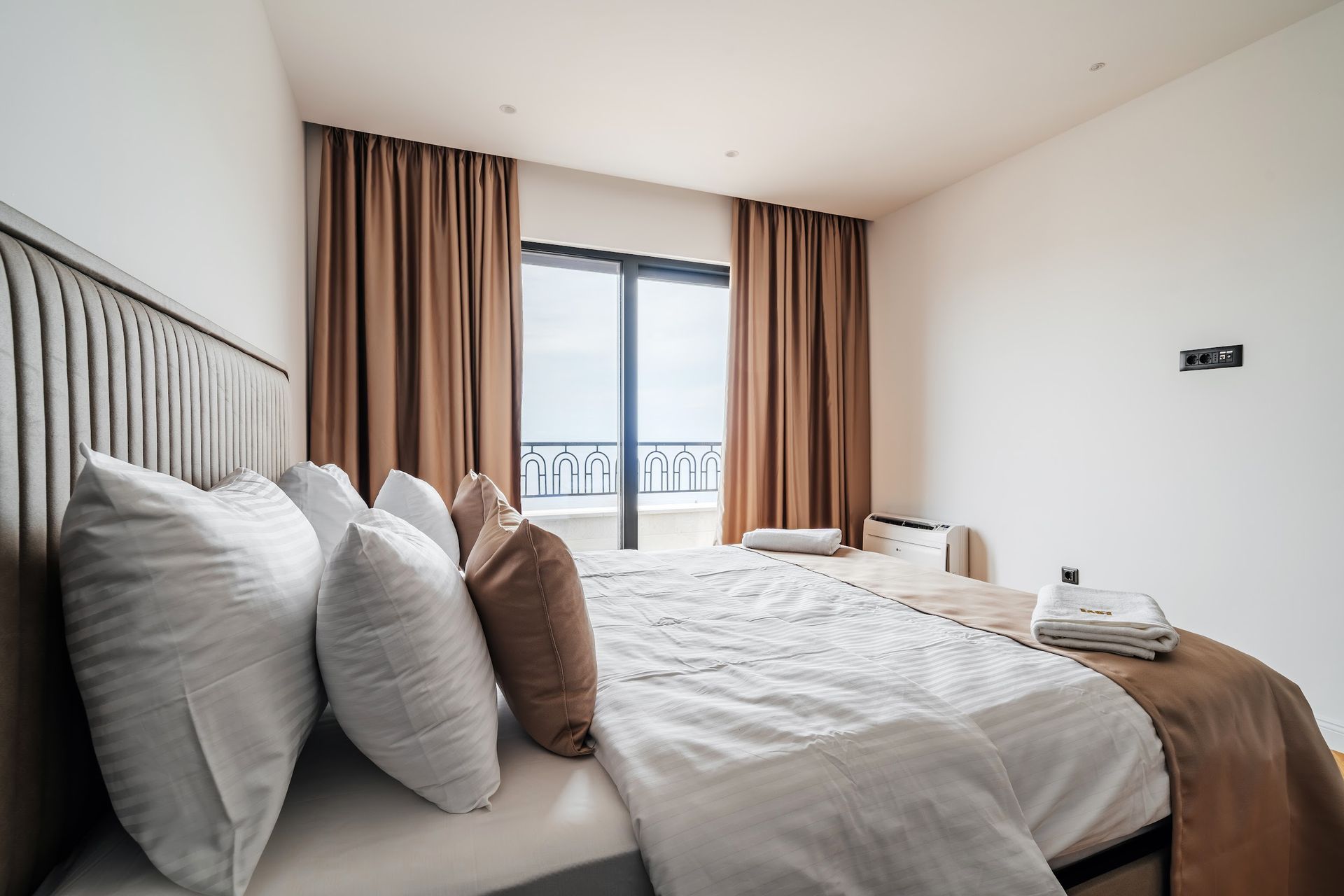 Izdaje se nova luksuzna vila sa bazenom i panoramskim pogledom na more – Reževići, Budva (na duži period) - Amfora Real Estate