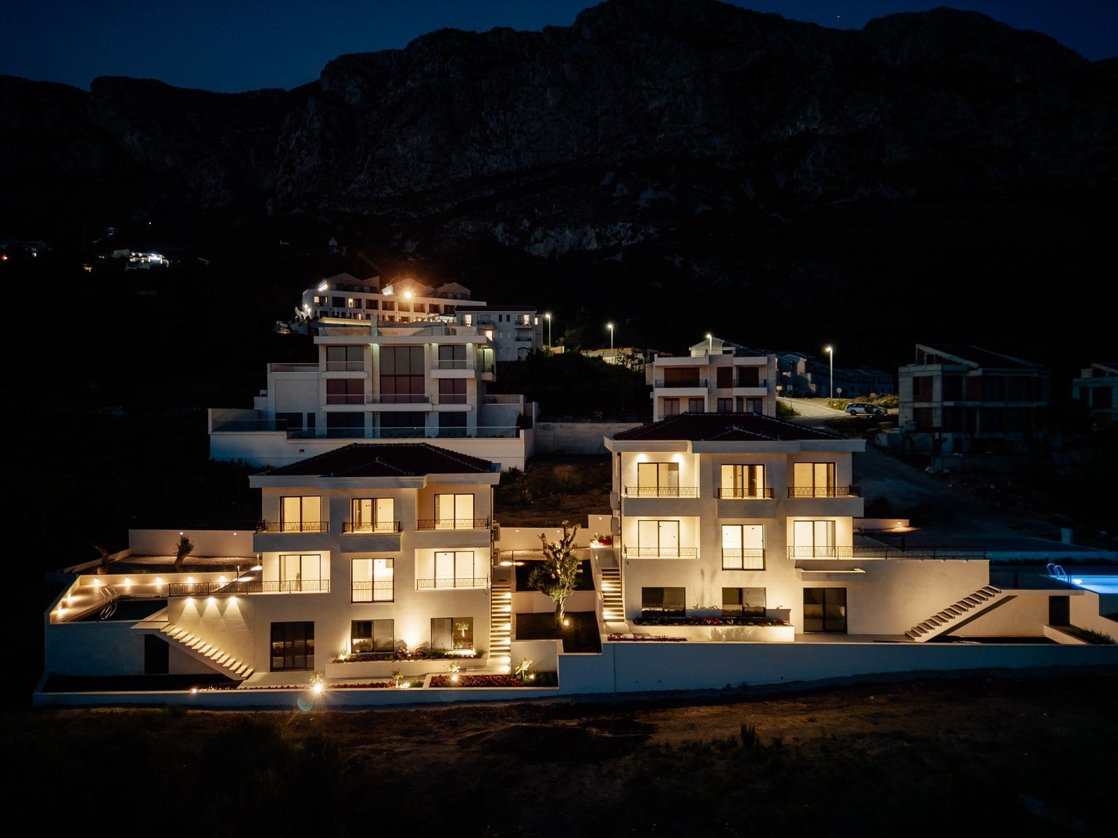 Izdaje se nova luksuzna vila sa bazenom i panoramskim pogledom na more – Reževići, Budva (na duži period) - Amfora Real Estate