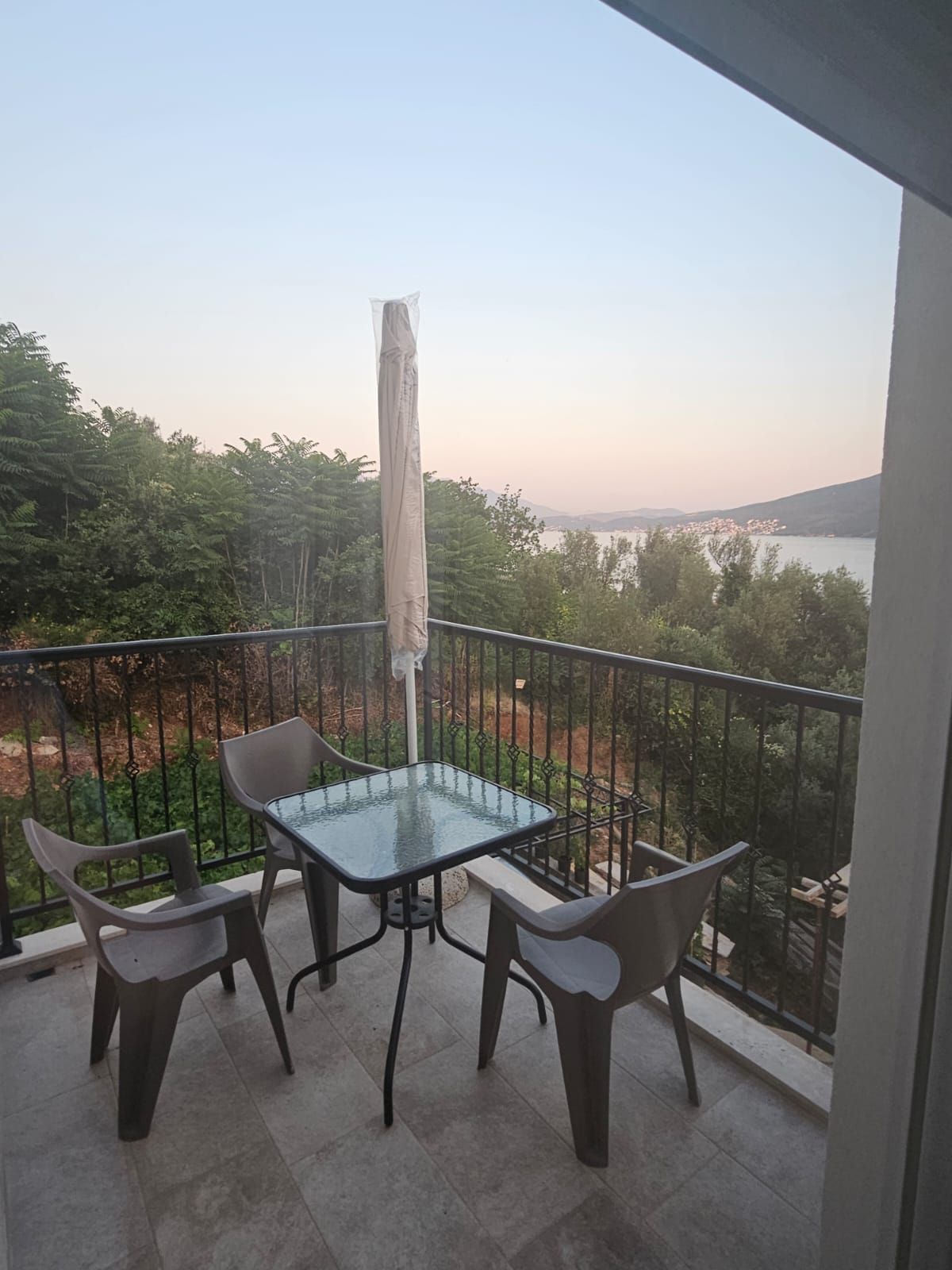 Jednosoban stan sa pogledom na more i parking mestom – Herceg Novi, Đenovići (izdavanje na duzi period) - Amfora Real Estate