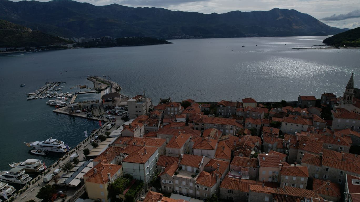 Kamena kuća sa 5 spratova i poslovnim prostorom u srcu Starog grada Budve – 167 m² - Amfora Real Estate