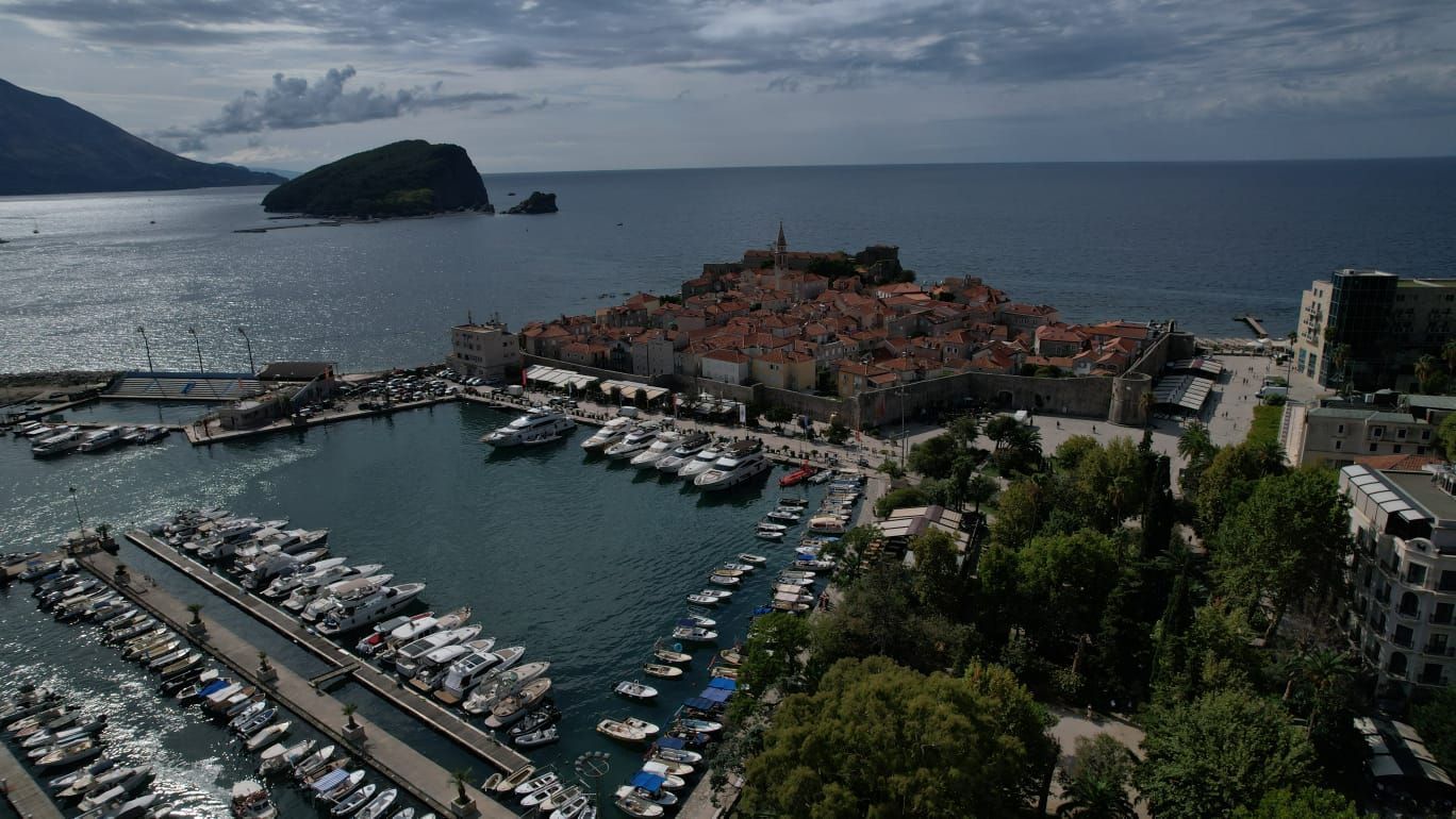 Kamena kuća sa 5 spratova i poslovnim prostorom u srcu Starog grada Budve – 167 m² - Amfora Real Estate