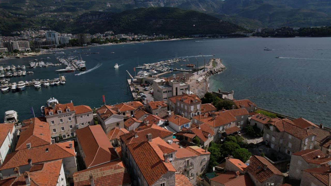 Kamena kuća sa 5 spratova i poslovnim prostorom u srcu Starog grada Budve – 167 m² - Amfora Real Estate