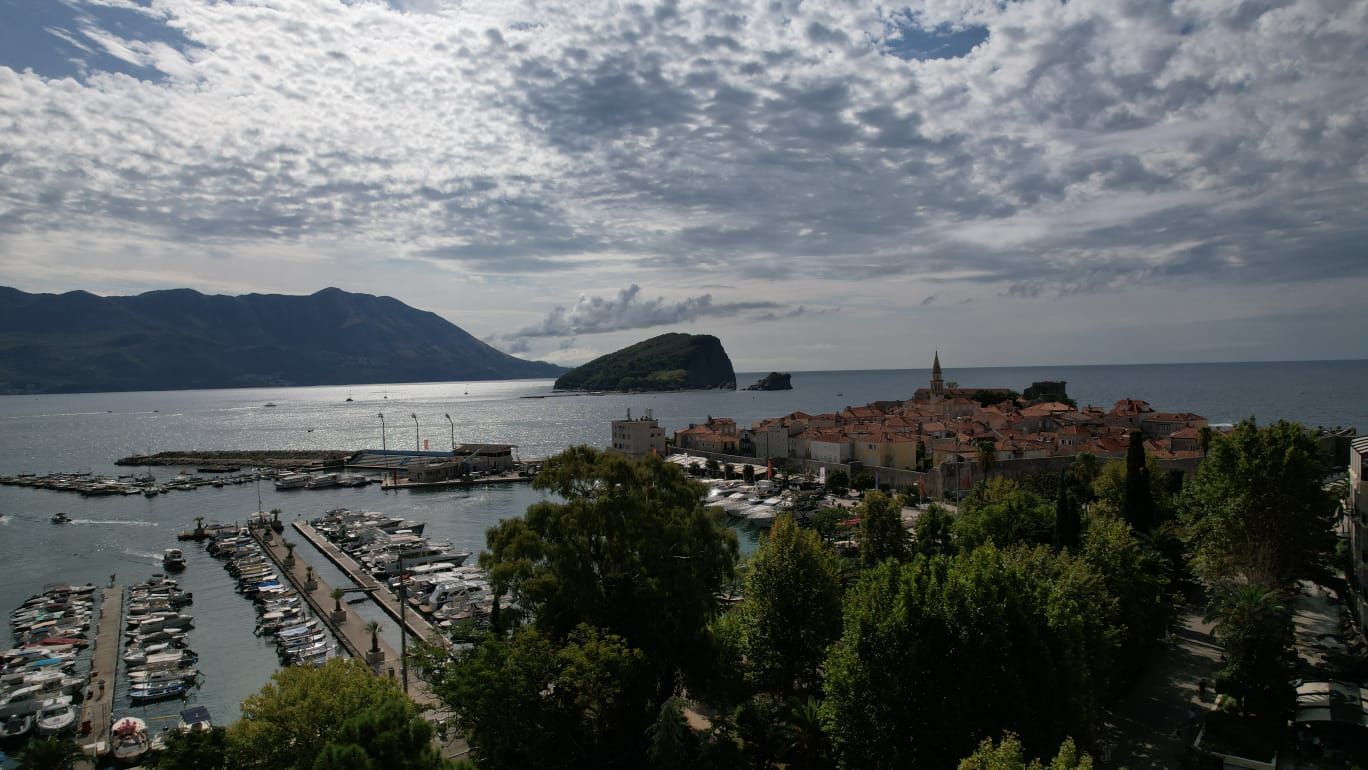 Kamena kuća sa 5 spratova i poslovnim prostorom u srcu Starog grada Budve – 167 m² - Amfora Real Estate