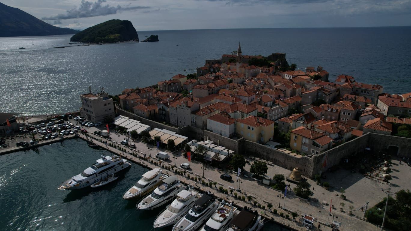 Kamena kuća sa 5 spratova i poslovnim prostorom u srcu Starog grada Budve – 167 m² - Amfora Real Estate