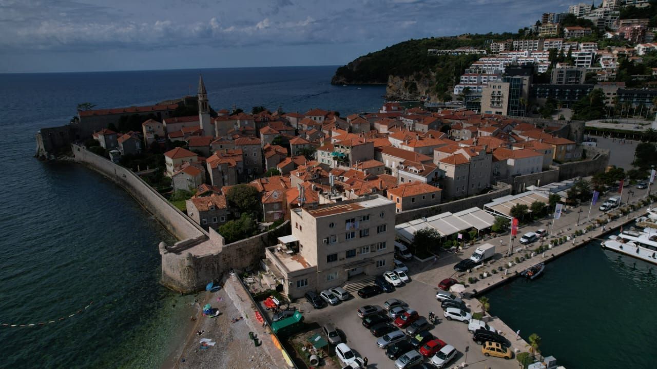 Kamena kuća sa 5 spratova i poslovnim prostorom u srcu Starog grada Budve – 167 m² - Amfora Real Estate