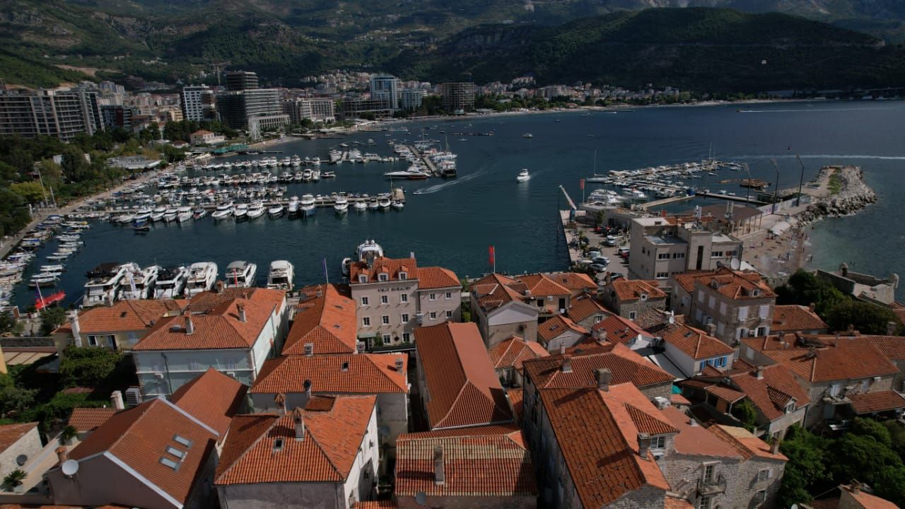 Kamena kuća sa 5 spratova i poslovnim prostorom u srcu Starog grada Budve – 167 m² - Amfora Real Estate