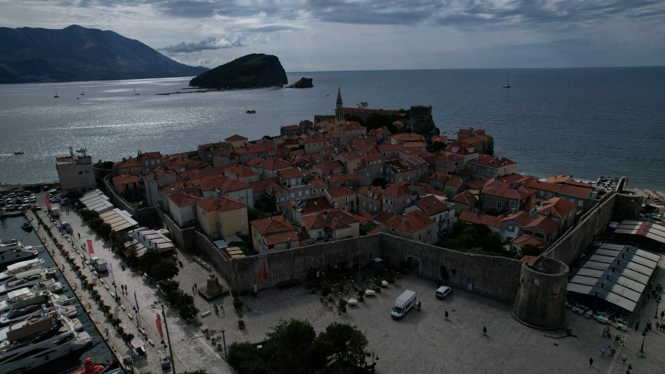 Kamena kuća sa 5 spratova i poslovnim prostorom u srcu Starog grada Budve – 167 m² - Amfora Real Estate