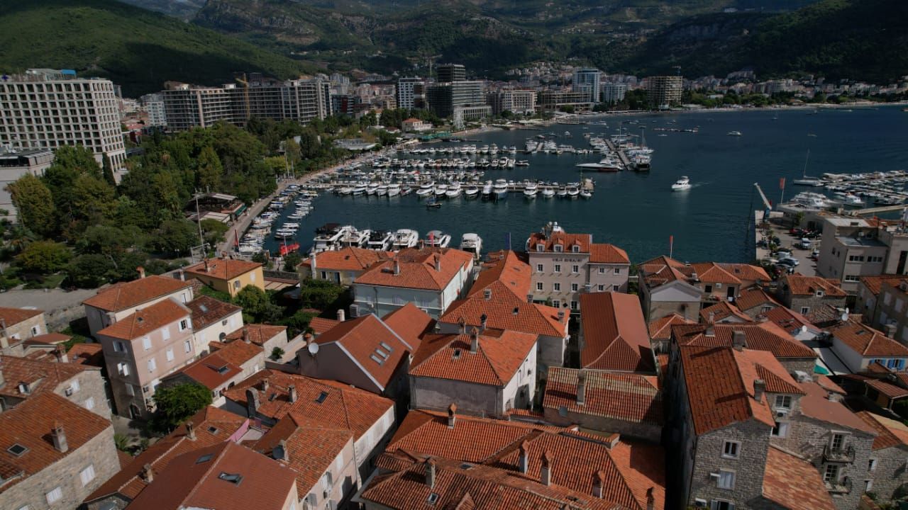 Kamena kuća sa 5 spratova i poslovnim prostorom u srcu Starog grada Budve – 167 m² - Amfora Real Estate