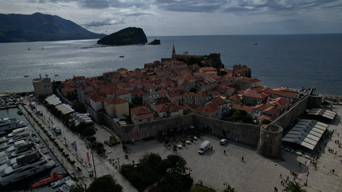 Kamena kuća sa 5 spratova i poslovnim prostorom u srcu Starog grada Budve – 167 m² - Amfora Real Estate