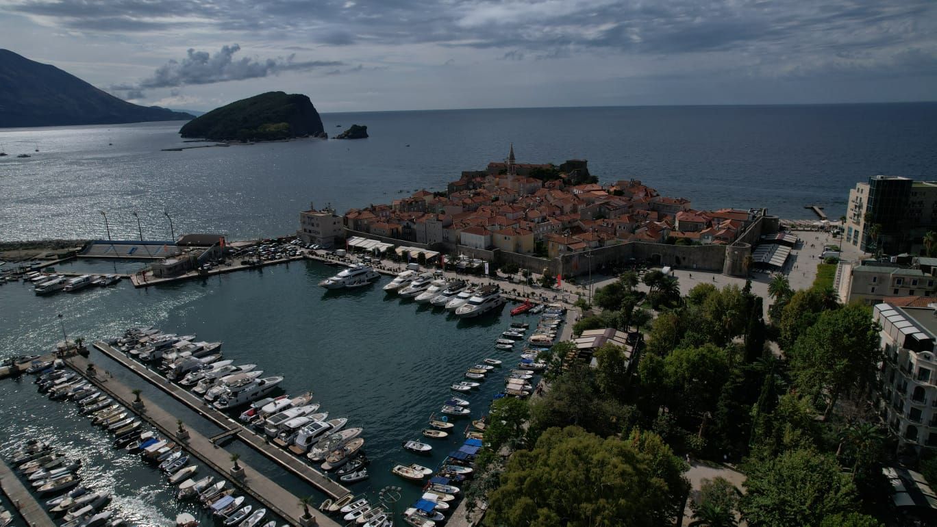 Kamena kuća sa 5 spratova i poslovnim prostorom u srcu Starog grada Budve – 167 m² - Amfora Real Estate