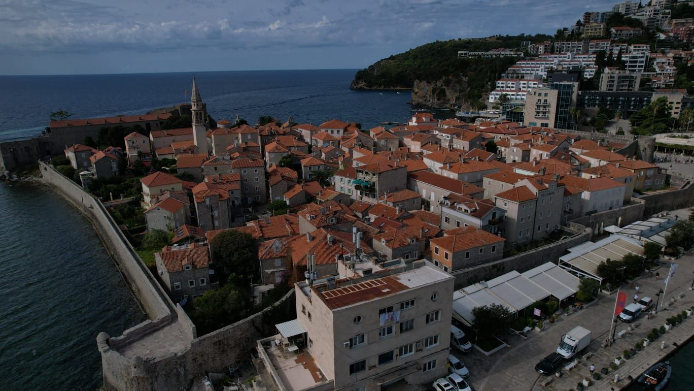 Kamena kuća sa 5 spratova i poslovnim prostorom u srcu Starog grada Budve – 167 m² - Amfora Real Estate