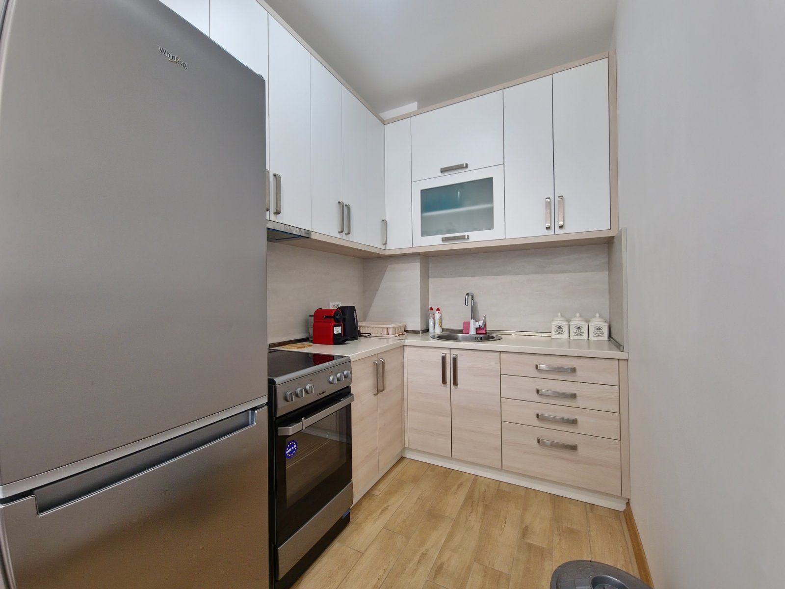 DVOSOBAN MODERNO OPREMLJEN STAN 60 M² SA POGLEDOM NA MORE I GARAŽNIM MESTOM U KOMPLEKSU THE OLD BAKERY – BUDVA (IZDAVANJE NA DUZI PERIOD) - Amfora Real Estate