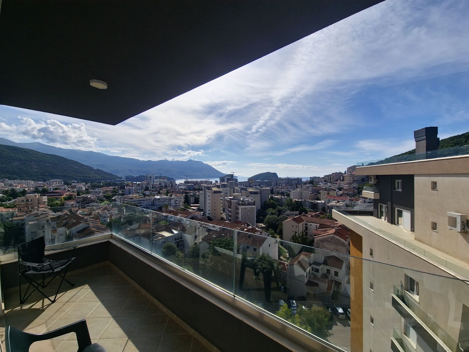 DVOSOBAN MODERNO OPREMLJEN STAN 60 M² SA POGLEDOM NA MORE I GARAŽNIM MESTOM U KOMPLEKSU THE OLD BAKERY – BUDVA (IZDAVANJE NA DUZI PERIOD) - Amfora Real Estate