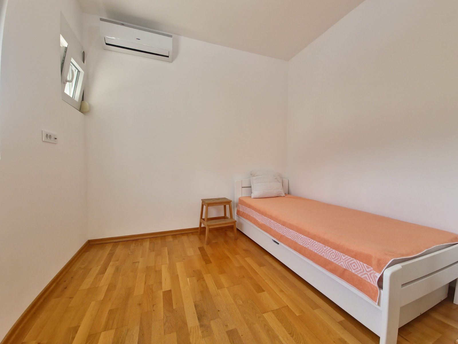 DVOSOBAN MODERNO OPREMLJEN STAN 60 M² SA POGLEDOM NA MORE I GARAŽNIM MESTOM U KOMPLEKSU THE OLD BAKERY – BUDVA (IZDAVANJE NA DUZI PERIOD) - Amfora Real Estate