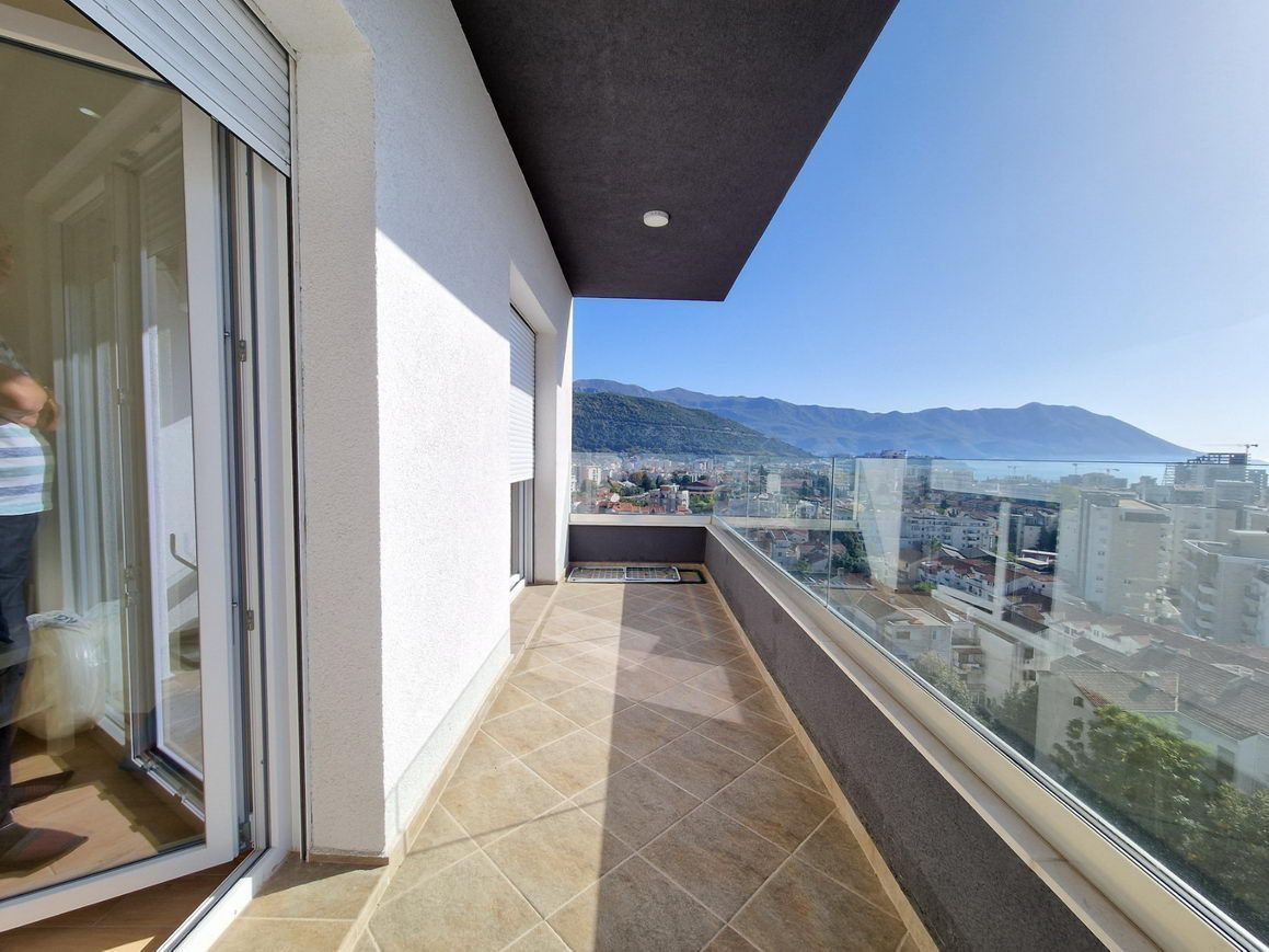 DVOSOBAN MODERNO OPREMLJEN STAN 60 M² SA POGLEDOM NA MORE I GARAŽNIM MESTOM U KOMPLEKSU THE OLD BAKERY – BUDVA (IZDAVANJE NA DUZI PERIOD) - Amfora Real Estate