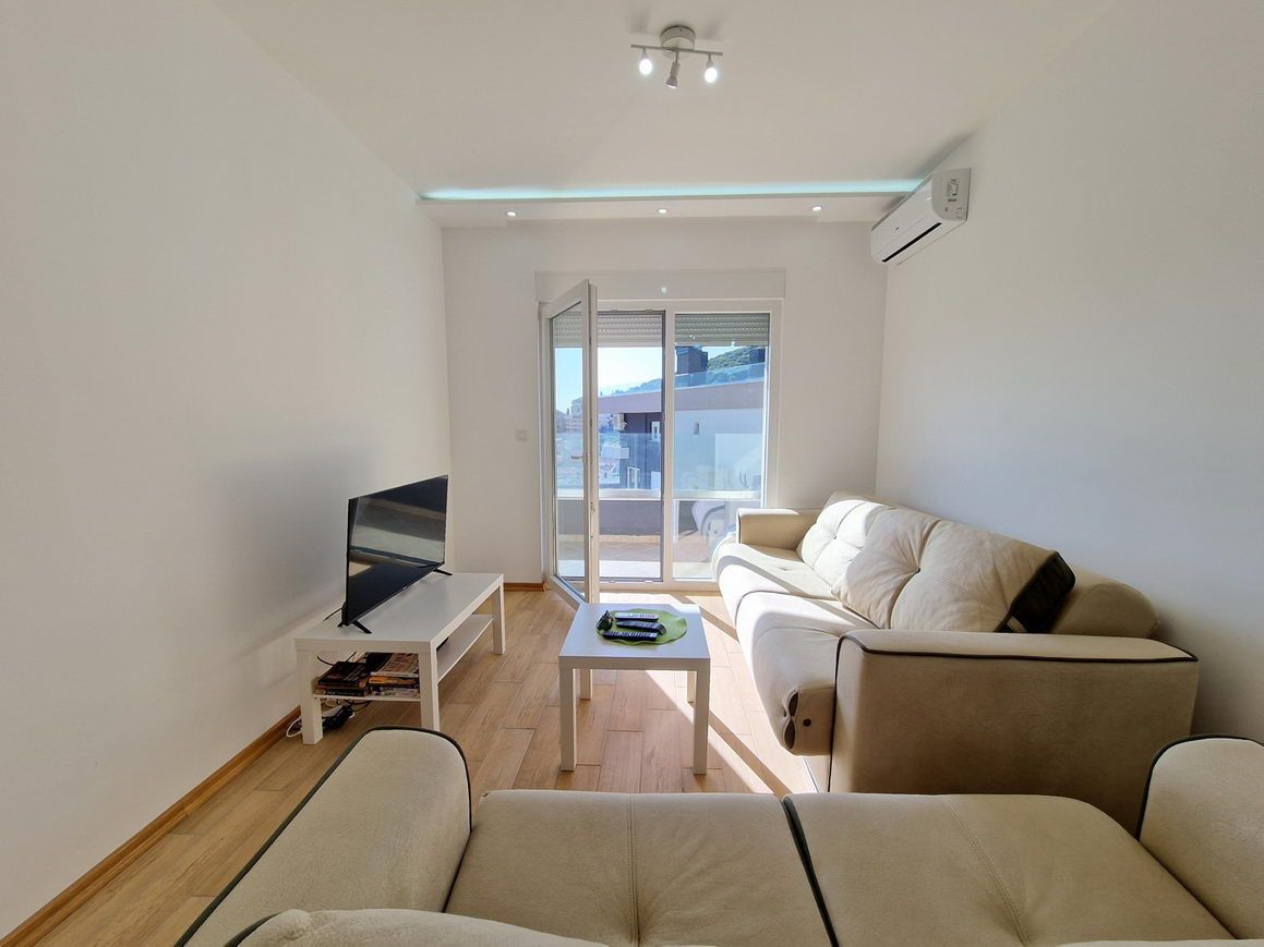 DVOSOBAN MODERNO OPREMLJEN STAN 60 M² SA POGLEDOM NA MORE I GARAŽNIM MESTOM U KOMPLEKSU THE OLD BAKERY – BUDVA (IZDAVANJE NA DUZI PERIOD) - Amfora Real Estate