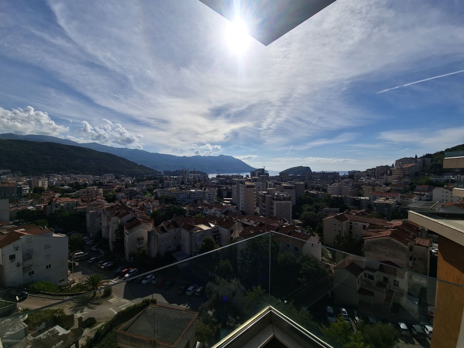 DVOSOBAN MODERNO OPREMLJEN STAN 60 M² SA POGLEDOM NA MORE I GARAŽNIM MESTOM U KOMPLEKSU THE OLD BAKERY – BUDVA (IZDAVANJE NA DUZI PERIOD) - Amfora Real Estate