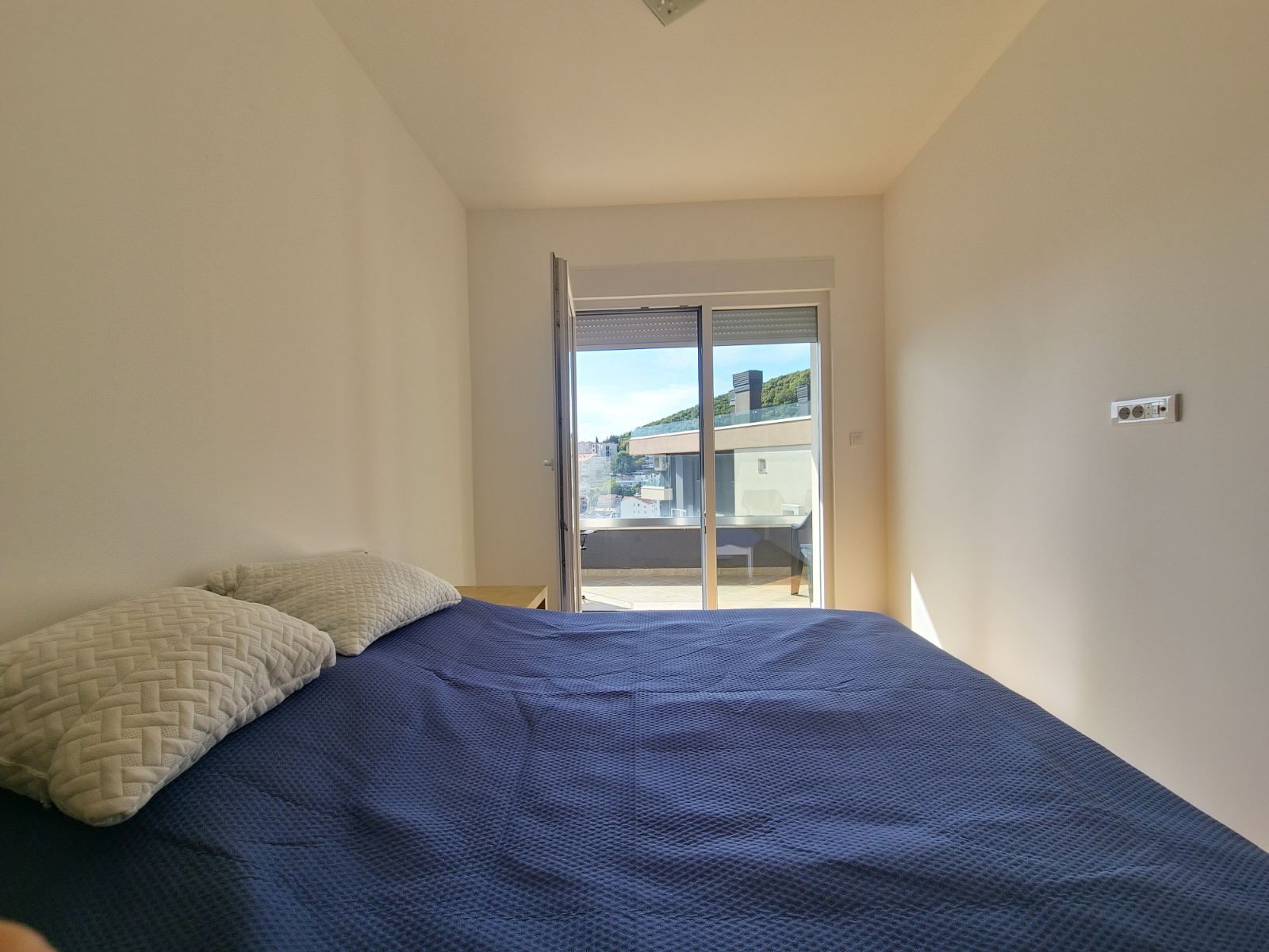 DVOSOBAN MODERNO OPREMLJEN STAN 60 M² SA POGLEDOM NA MORE I GARAŽNIM MESTOM U KOMPLEKSU THE OLD BAKERY – BUDVA (IZDAVANJE NA DUZI PERIOD) - Amfora Real Estate