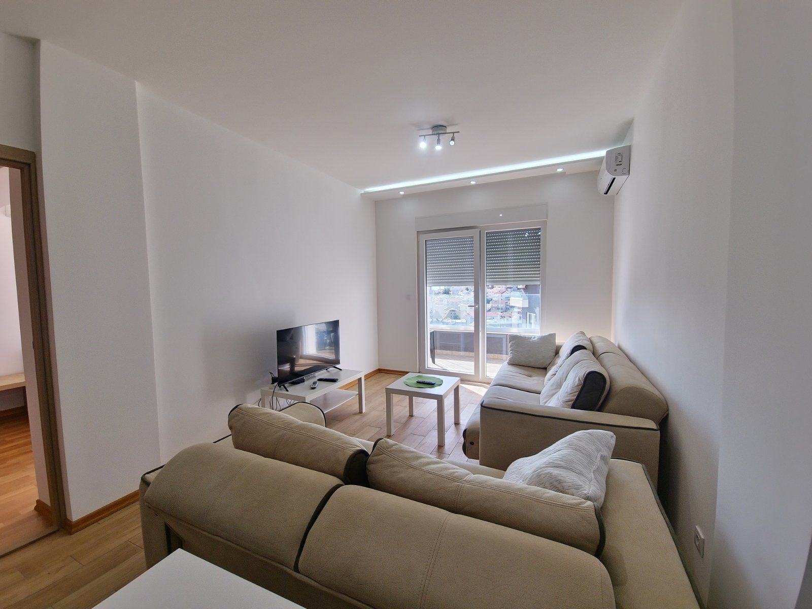 DVOSOBAN MODERNO OPREMLJEN STAN 60 M² SA POGLEDOM NA MORE I GARAŽNIM MESTOM U KOMPLEKSU THE OLD BAKERY – BUDVA (IZDAVANJE NA DUZI PERIOD) - Amfora Real Estate