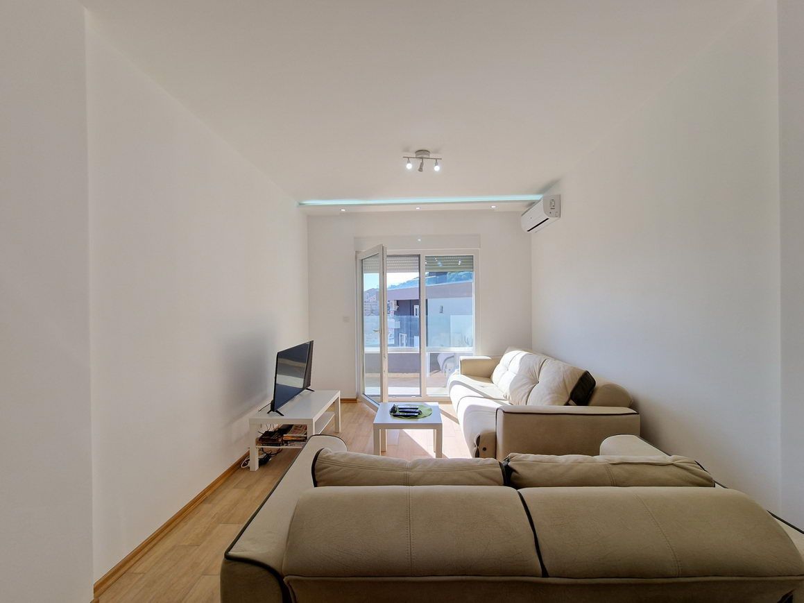 DVOSOBAN MODERNO OPREMLJEN STAN 60 M² SA POGLEDOM NA MORE I GARAŽNIM MESTOM U KOMPLEKSU THE OLD BAKERY – BUDVA (IZDAVANJE NA DUZI PERIOD) - Amfora Real Estate