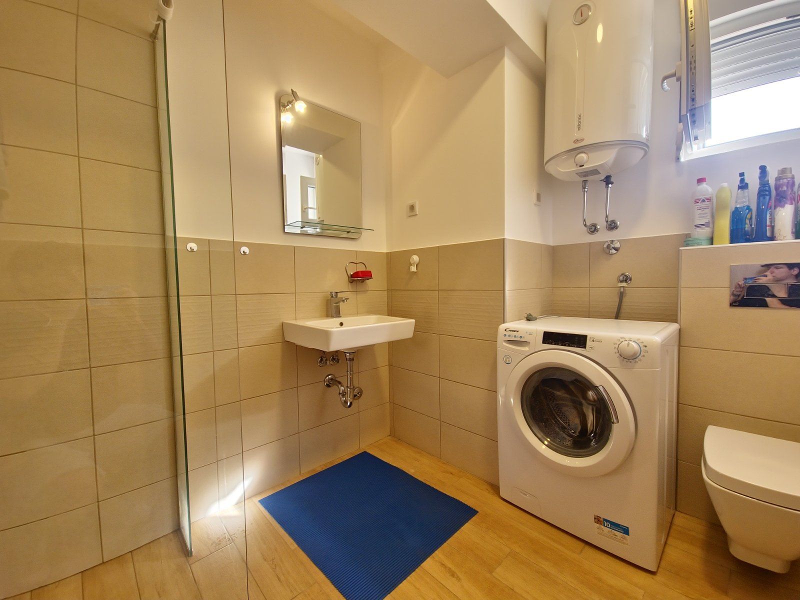 DVOSOBAN MODERNO OPREMLJEN STAN 60 M² SA POGLEDOM NA MORE I GARAŽNIM MESTOM U KOMPLEKSU THE OLD BAKERY – BUDVA (IZDAVANJE NA DUZI PERIOD) - Amfora Real Estate