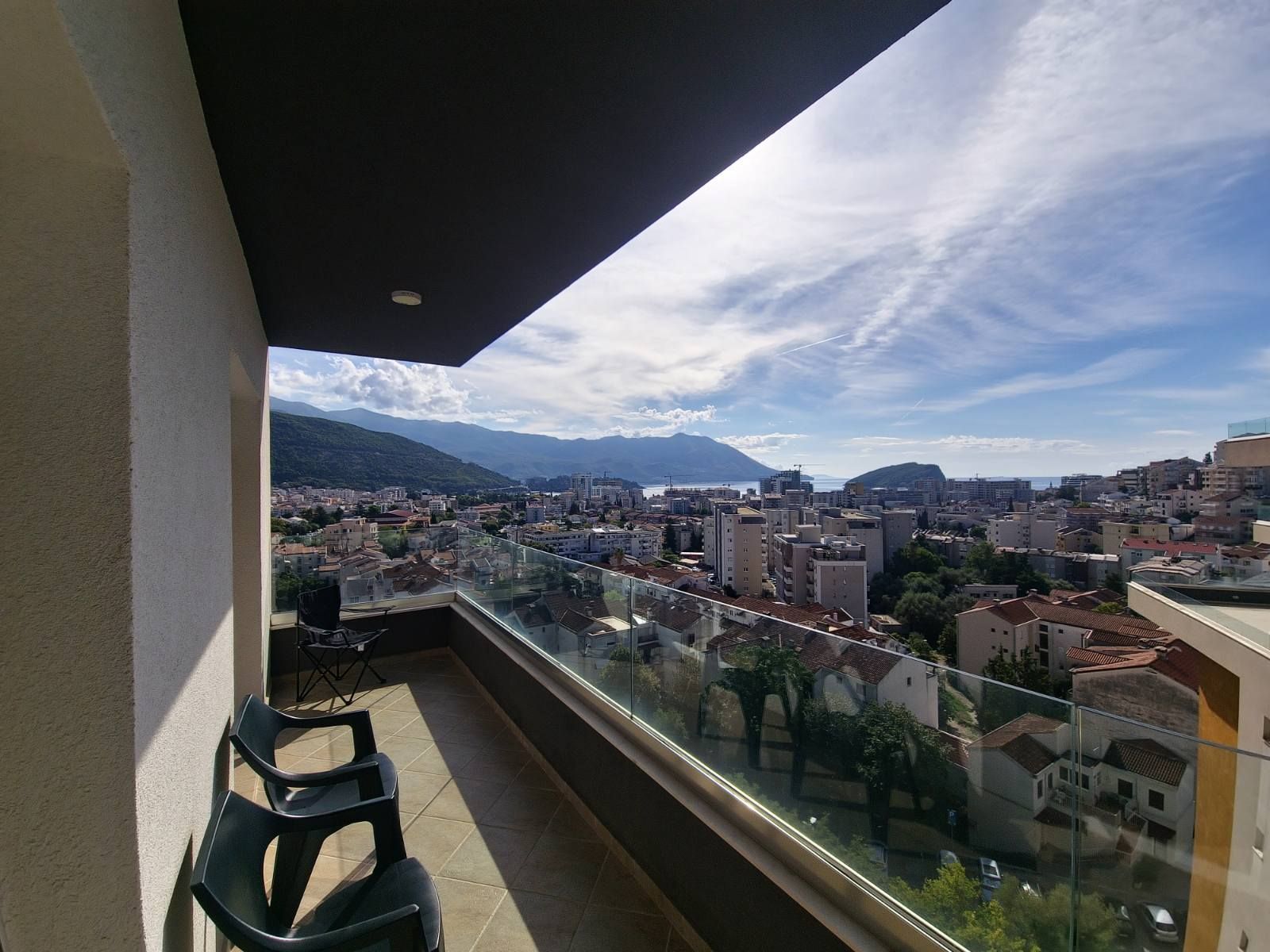 DVOSOBAN MODERNO OPREMLJEN STAN 60 M² SA POGLEDOM NA MORE I GARAŽNIM MESTOM U KOMPLEKSU THE OLD BAKERY – BUDVA (IZDAVANJE NA DUZI PERIOD) - Amfora Real Estate