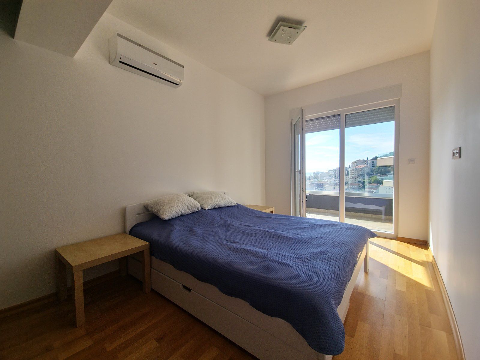 DVOSOBAN MODERNO OPREMLJEN STAN 60 M² SA POGLEDOM NA MORE I GARAŽNIM MESTOM U KOMPLEKSU THE OLD BAKERY – BUDVA (IZDAVANJE NA DUZI PERIOD) - Amfora Real Estate