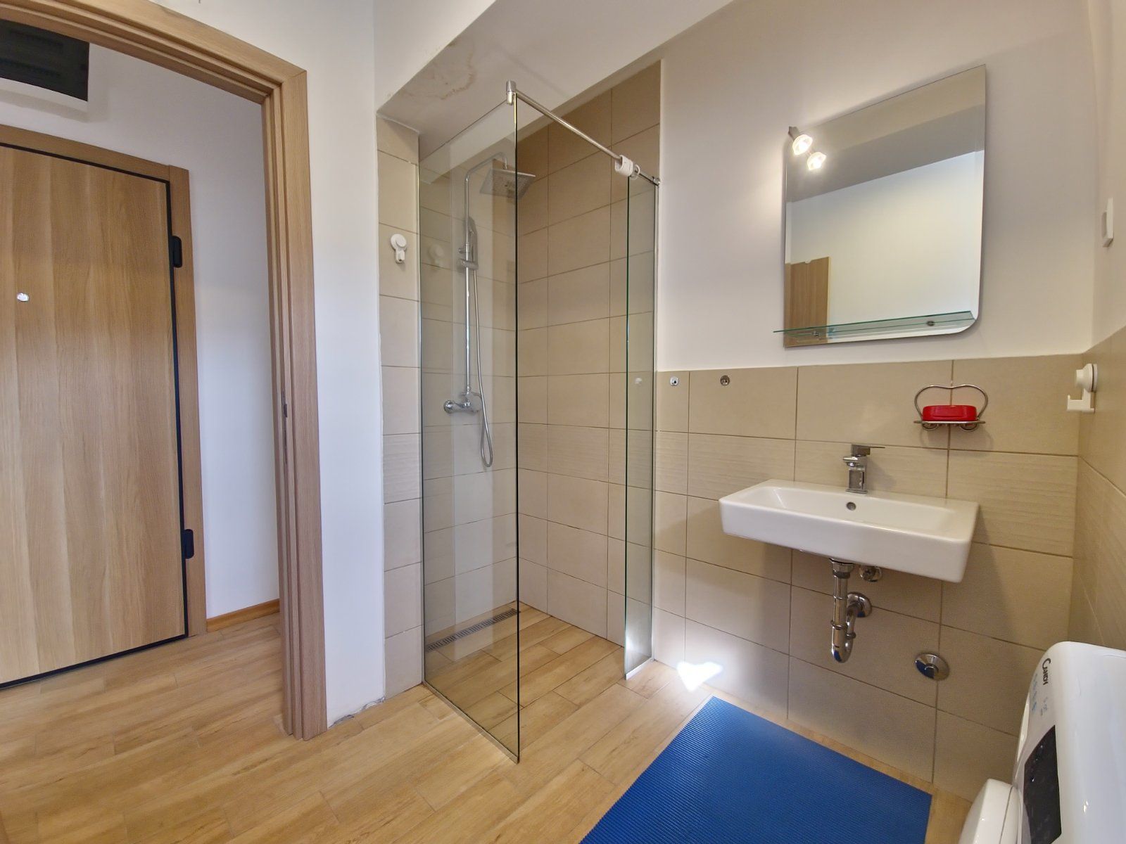 DVOSOBAN MODERNO OPREMLJEN STAN 60 M² SA POGLEDOM NA MORE I GARAŽNIM MESTOM U KOMPLEKSU THE OLD BAKERY – BUDVA (IZDAVANJE NA DUZI PERIOD) - Amfora Real Estate