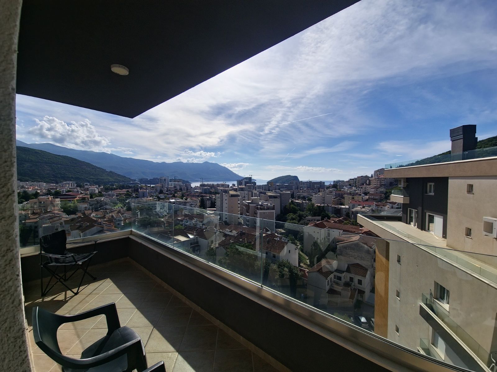 DVOSOBAN MODERNO OPREMLJEN STAN 60 M² SA POGLEDOM NA MORE I GARAŽNIM MESTOM U KOMPLEKSU THE OLD BAKERY – BUDVA (IZDAVANJE NA DUZI PERIOD) - Amfora Real Estate