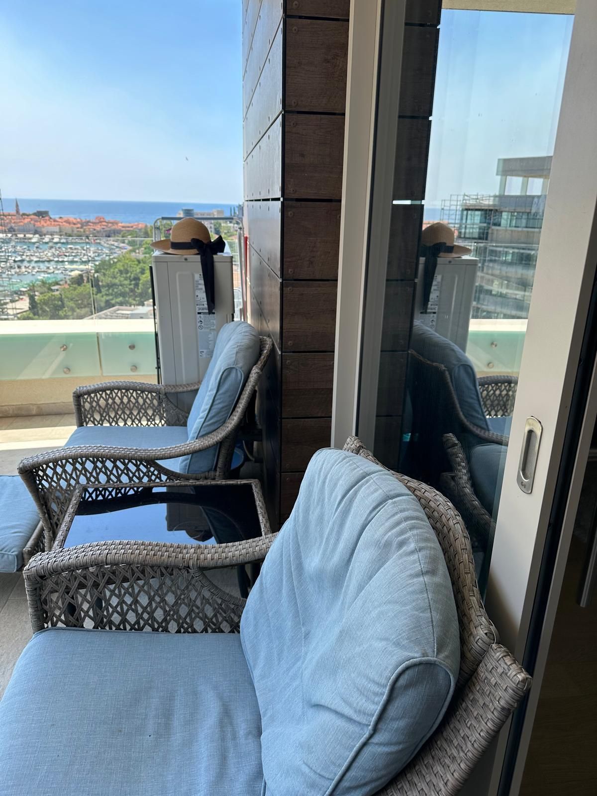 Dvosoban stan 67 m² na prvoj liniji sa prostranom terasom i pogledom na more (Izdavanje na duzi period) - Amfora Real Estate