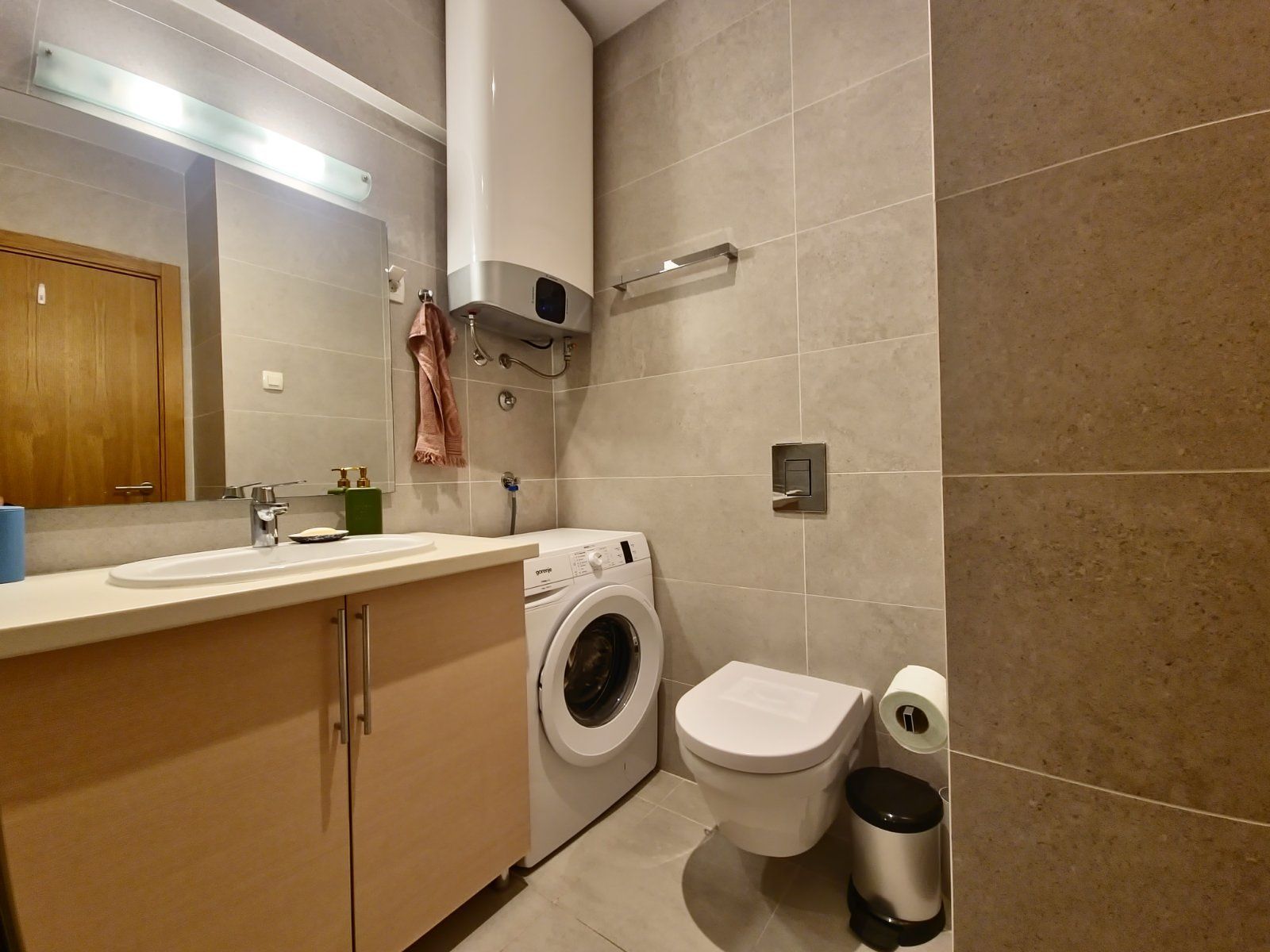 Dvosoban stan 67 m² na prvoj liniji sa prostranom terasom i pogledom na more (Izdavanje na duzi period) - Amfora Real Estate